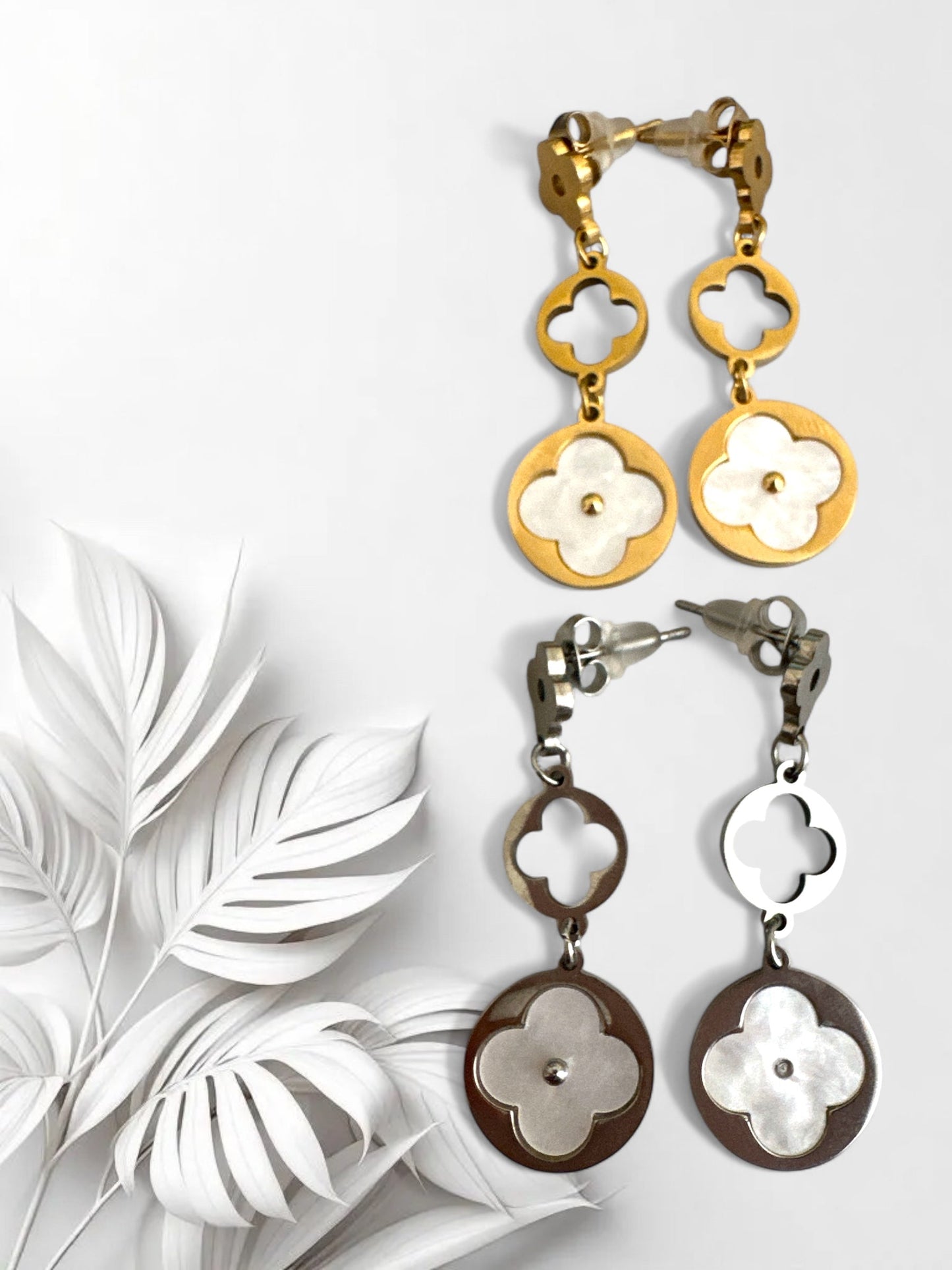 Ατσάλινα σκουλαρίκια με cut-out λουλούδι και φίλντισι – So Cute by Dimi χονδρική