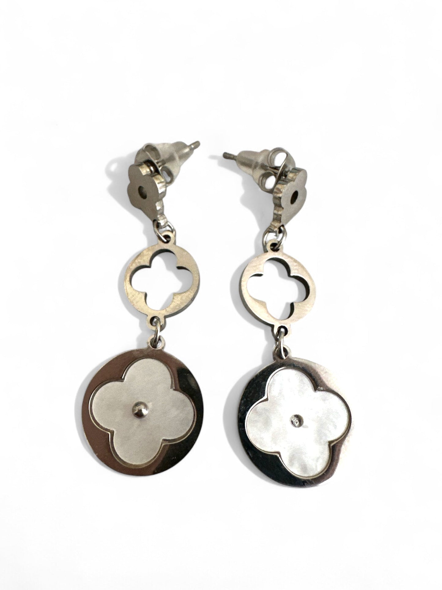 Ατσάλινα σκουλαρίκια με cut-out λουλούδι και φίλντισι – So Cute by Dimi χονδρική