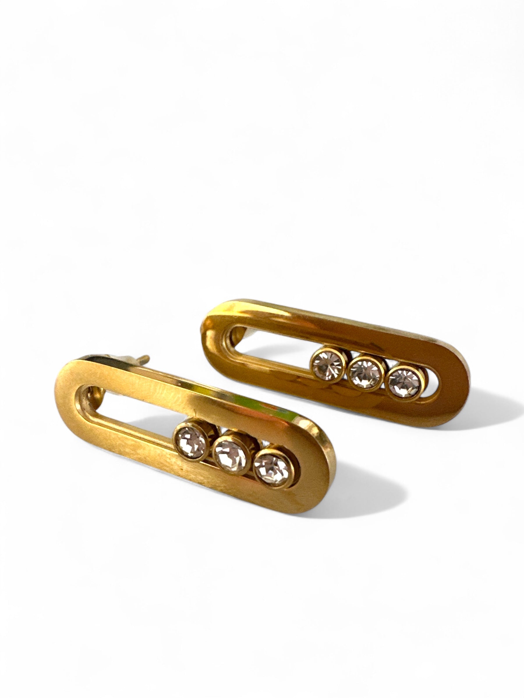 Ατσάλινα σκουλαρίκια με τρεις πέτρες ζιργκόν σε ματ χρυσό ή ασημί – So Cute by Dimi χονδρική