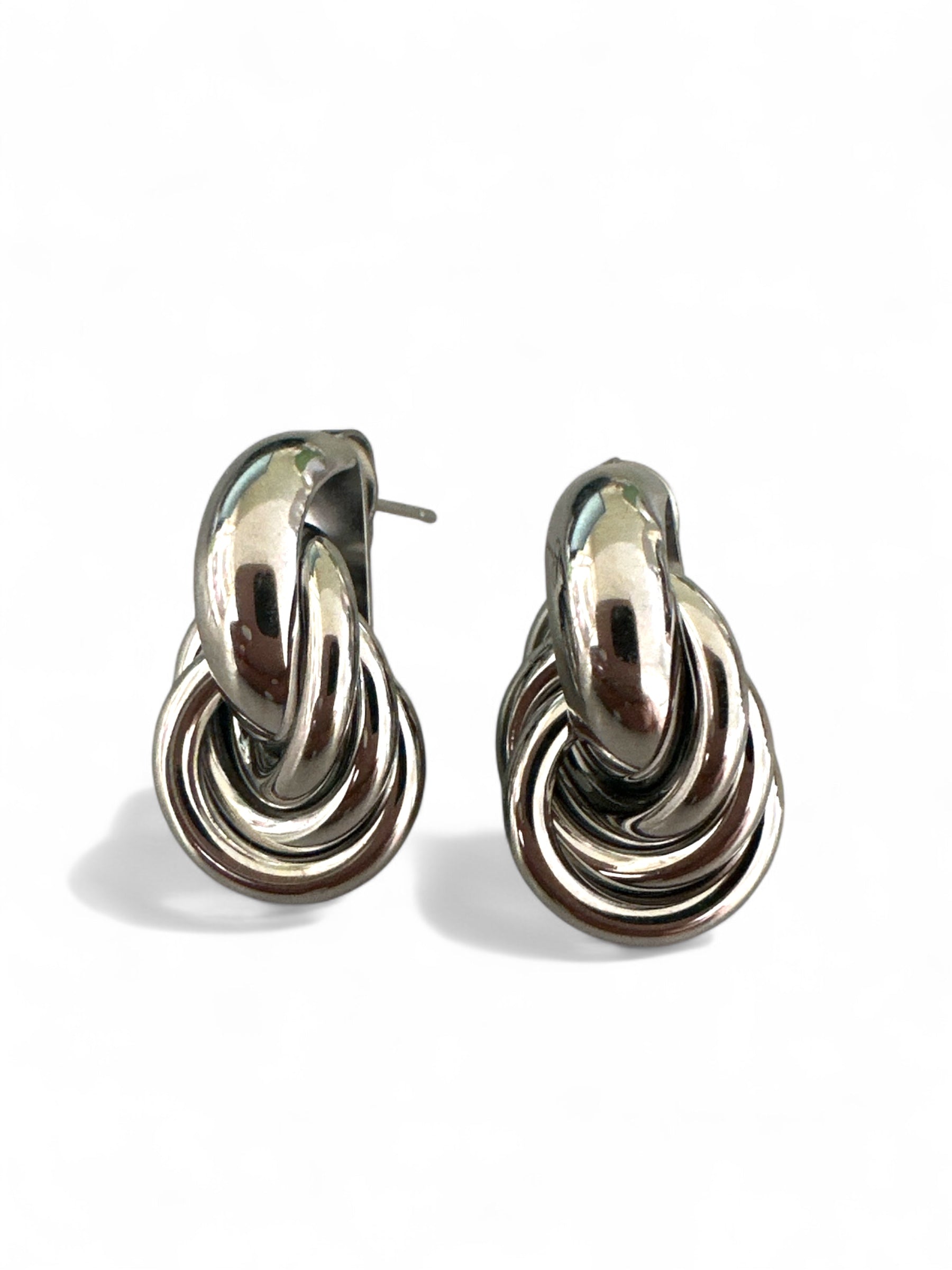 Ατσάλινα σκουλαρίκια με σχέδιο κόμπου σε χρυσό και ασημί – So Cute by Dimi χονδρική