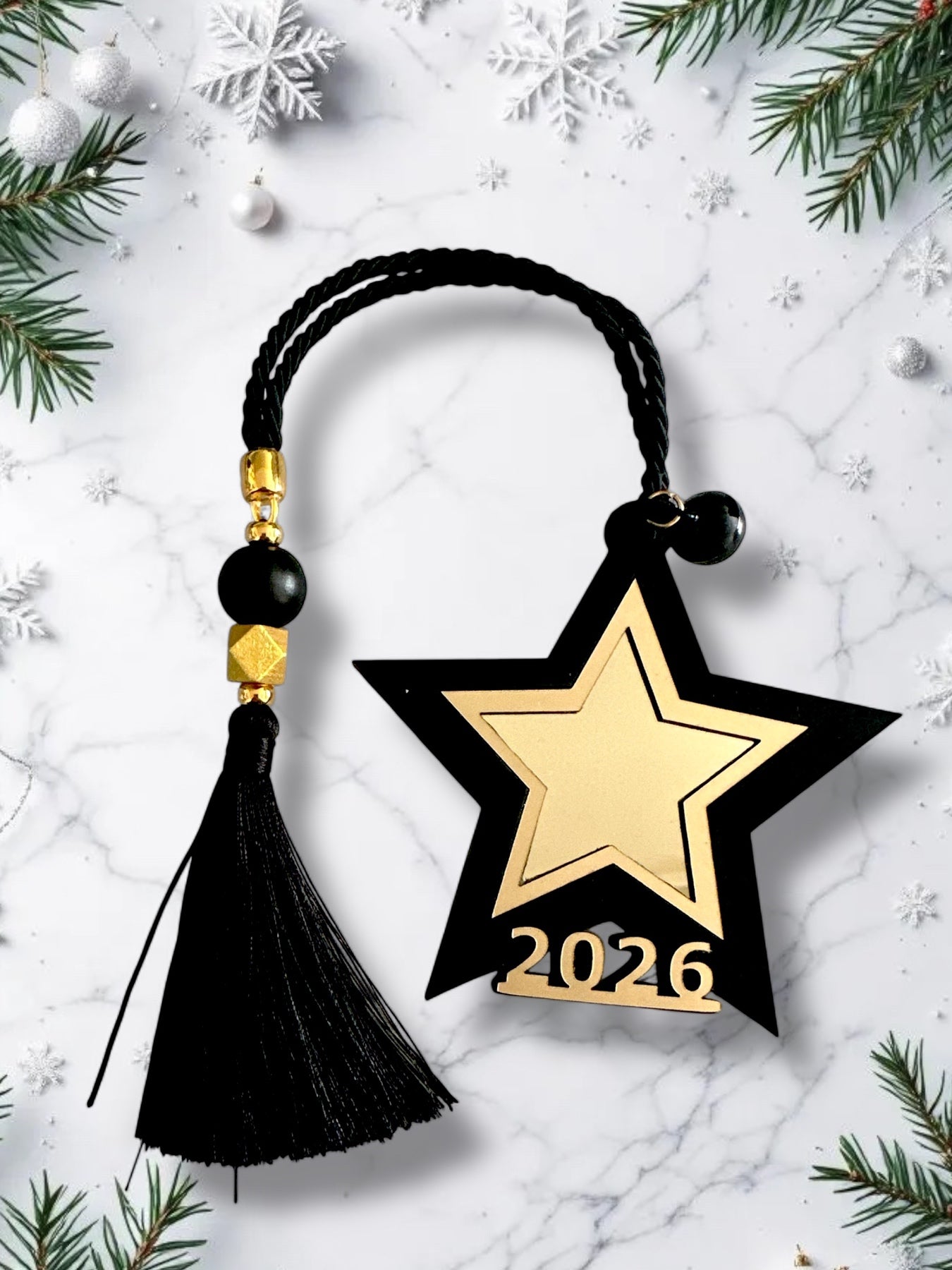 Χονδρικό γούρι αστέρι 2026 σε μαύρο–χρυσό plexiglass με φούντα – Συλλογή Symbolic Luxe – So Cute by Dimi