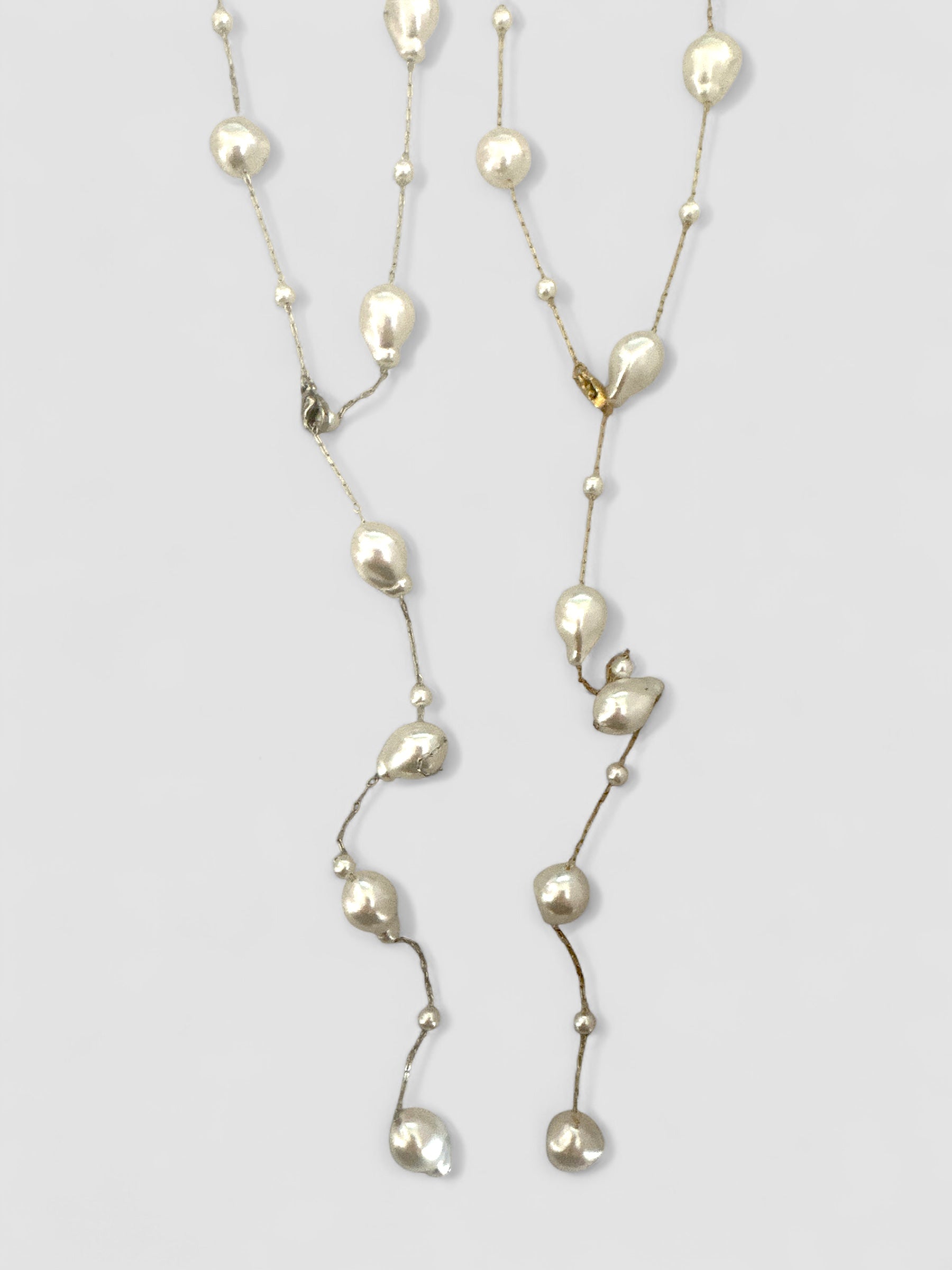 Ατσάλινο μακρύ κολιέ με συνθετικές πέρλες και ρυθμιζόμενο κούμπωμα