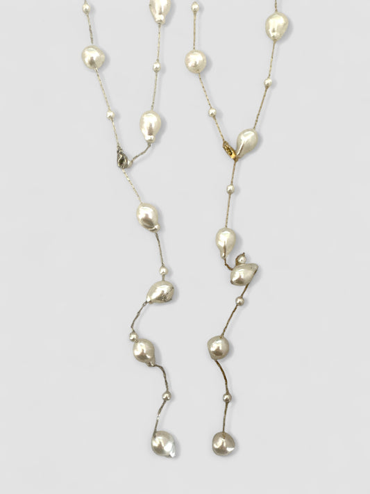 Ατσάλινο μακρύ κολιέ με συνθετικές πέρλες και ρυθμιζόμενο κούμπωμα