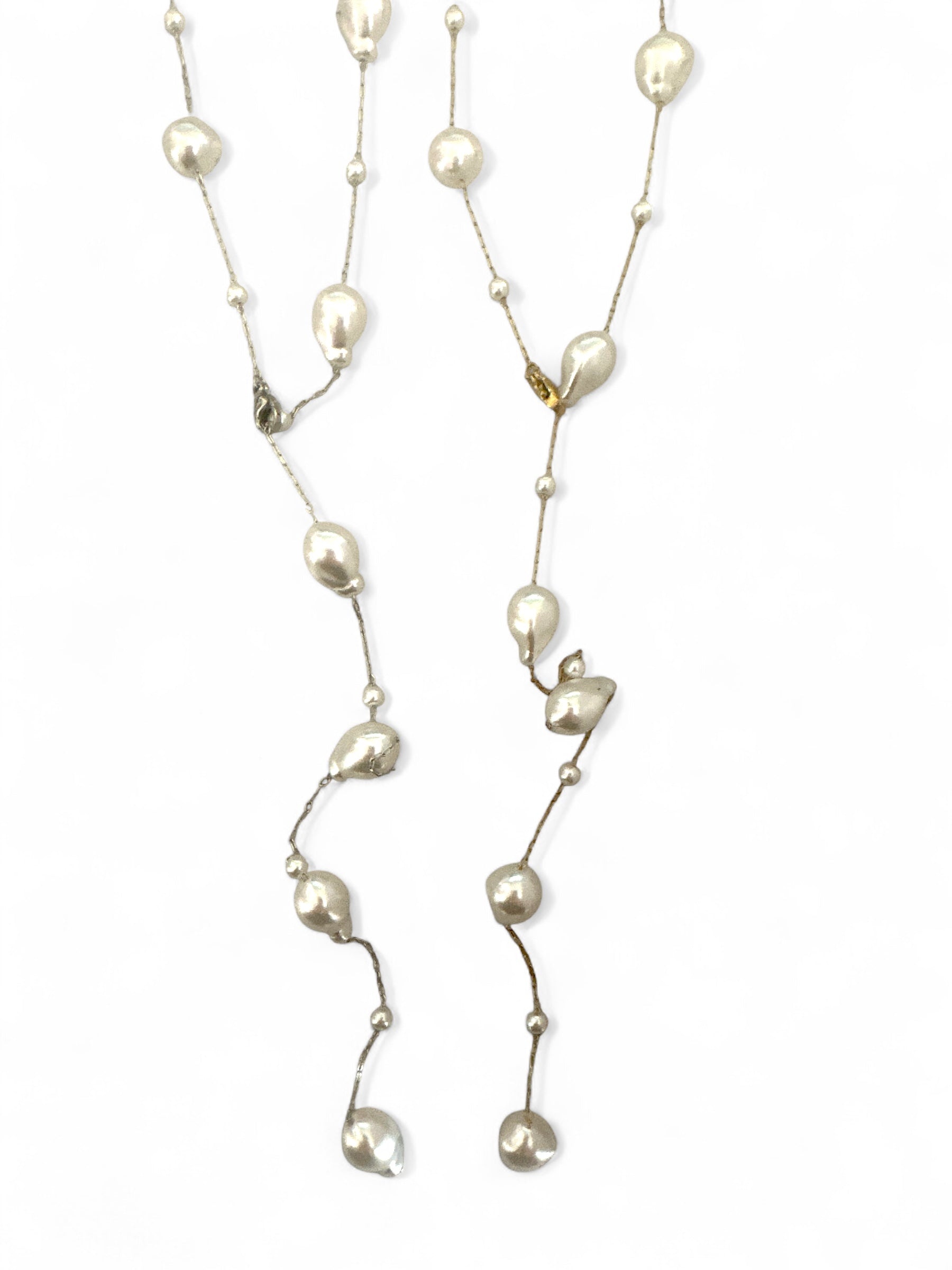 Ατσάλινο μακρύ κολιέ με συνθετικές πέρλες και ρυθμιζόμενο κούμπωμα