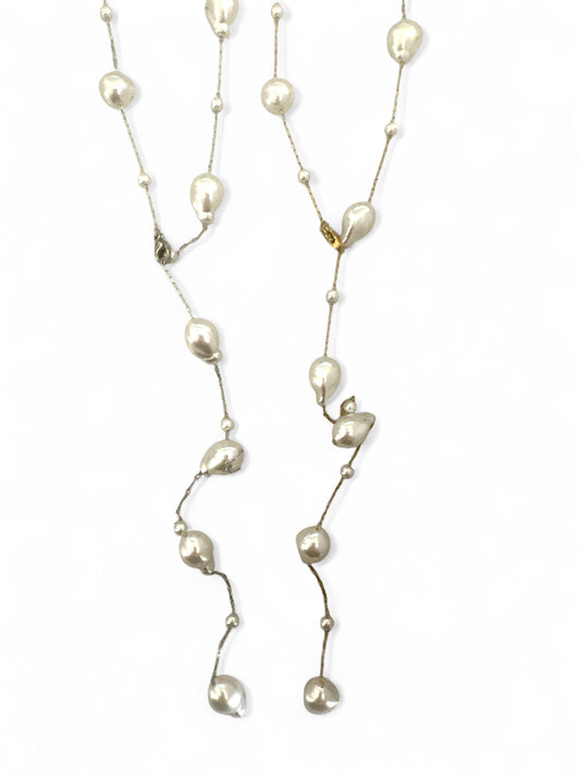 Ατσάλινο μακρύ κολιέ με συνθετικές πέρλες και ρυθμιζόμενο κούμπωμα