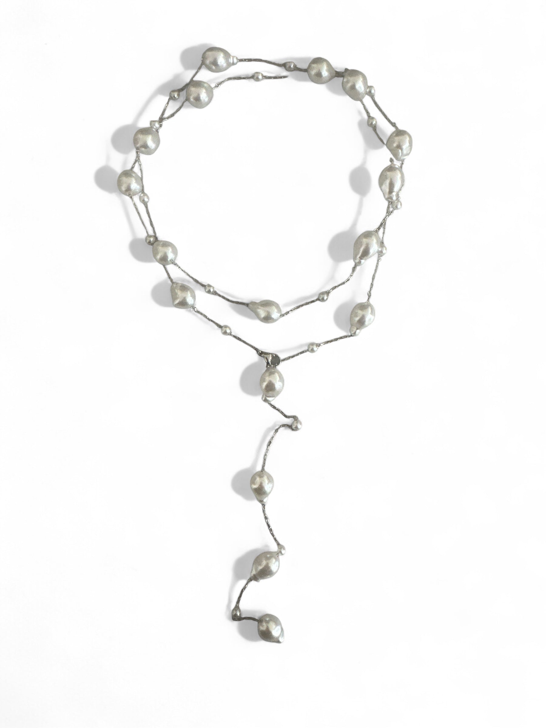 Ατσάλινο μακρύ κολιέ με συνθετικές πέρλες και ρυθμιζόμενο κούμπωμα