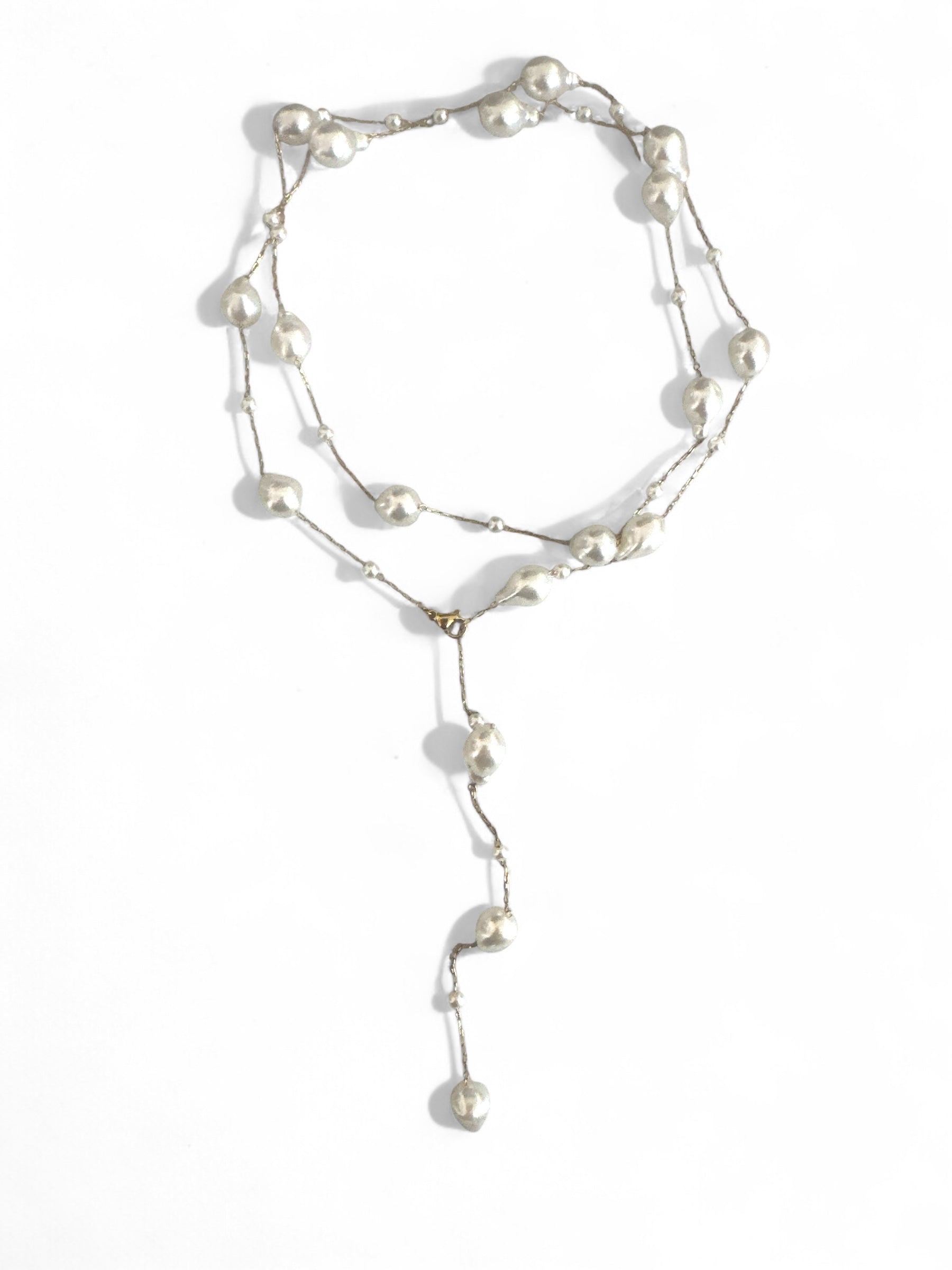 Ατσάλινο μακρύ κολιέ με συνθετικές πέρλες και ρυθμιζόμενο κούμπωμα