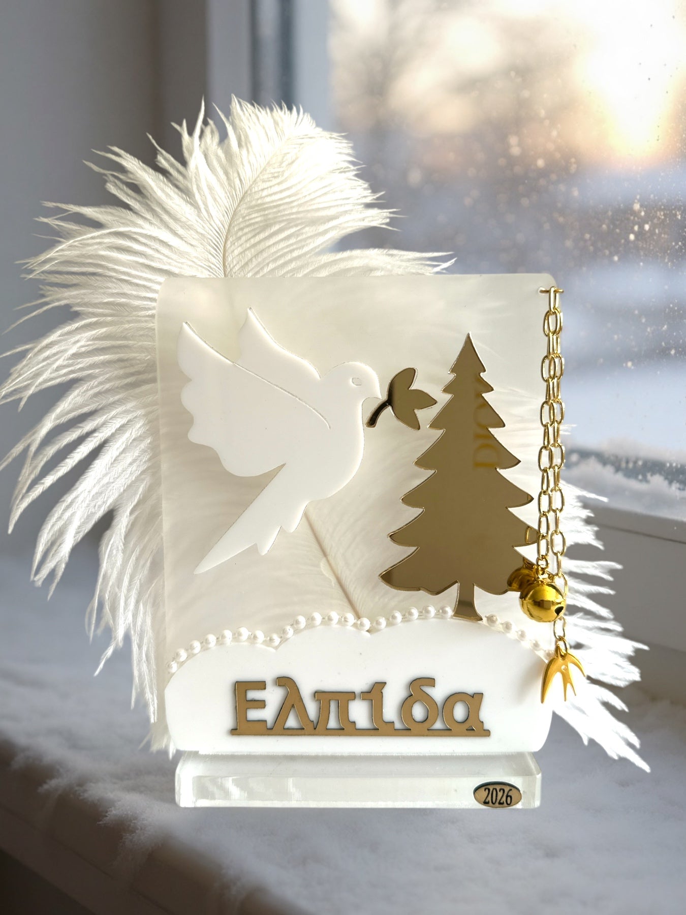 Χειροποίητο επιτραπέζιο γούρι Ελπίδα 2026 από plexiglass με φτερό, πέρλες, χελιδόνι και κουδουνάκι – Χονδρική So Cute by Dimi