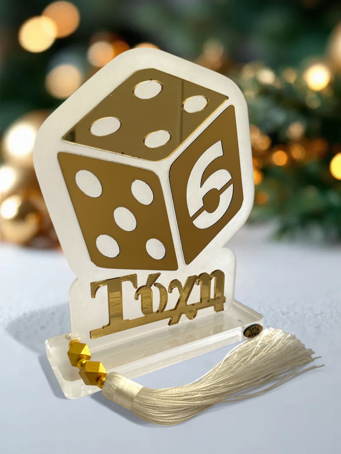 Χειροποίητο γούρι Τύχη από plexiglass με χρυσό ζάρι και λευκή φούντα – Χονδρική So Cute by Dimi