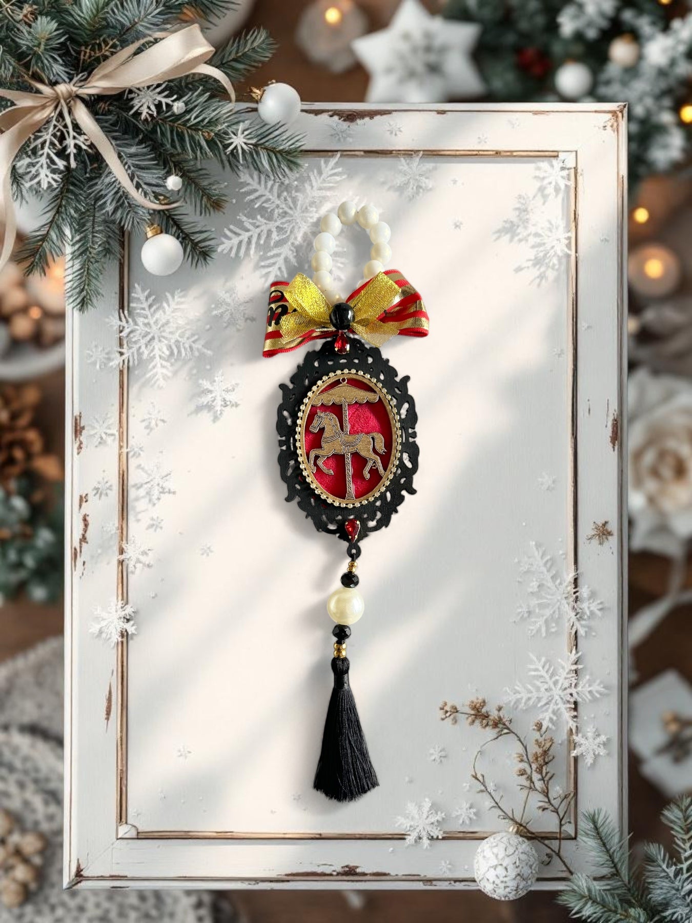 Χειροποίητο γούρι Masquerade Carousel από ξύλο με φιόγκο, πέρλες & φούντα – Χονδρική So Cute by Dimi