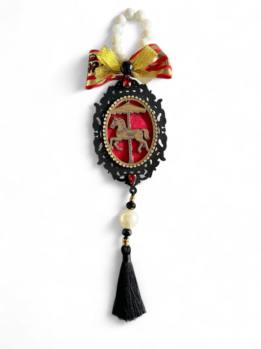 Χειροποίητο γούρι Masquerade Carousel από ξύλο με φιόγκο, πέρλες & φούντα – Χονδρική So Cute by Dimi