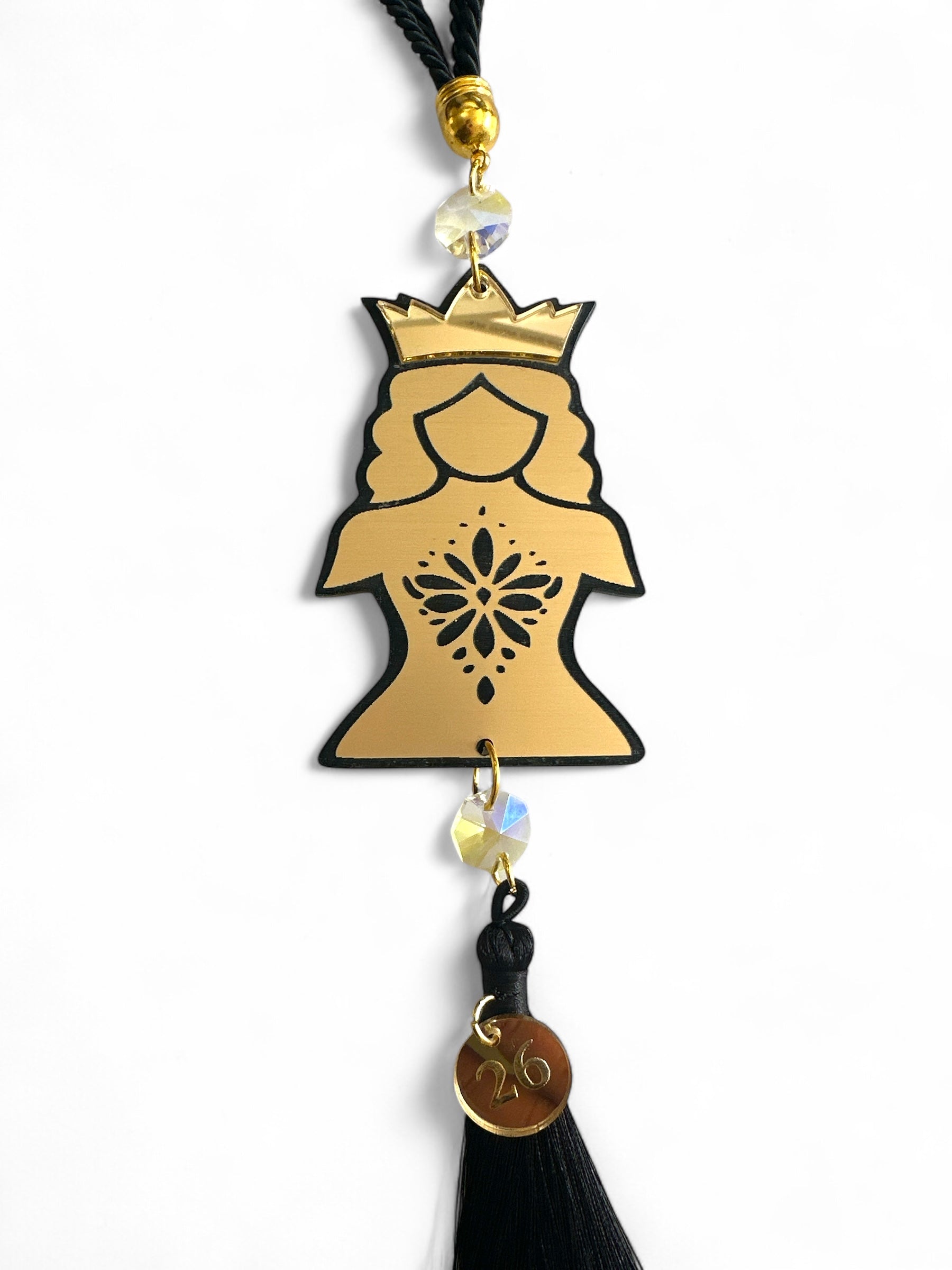 Χονδρικό κρεμαστό γούρι 2026 Queen Chess Bold Plexiglass μαύρο/χρυσό με κορδόνι, φούντα & κρυστάλλους | So Cute by Dimi