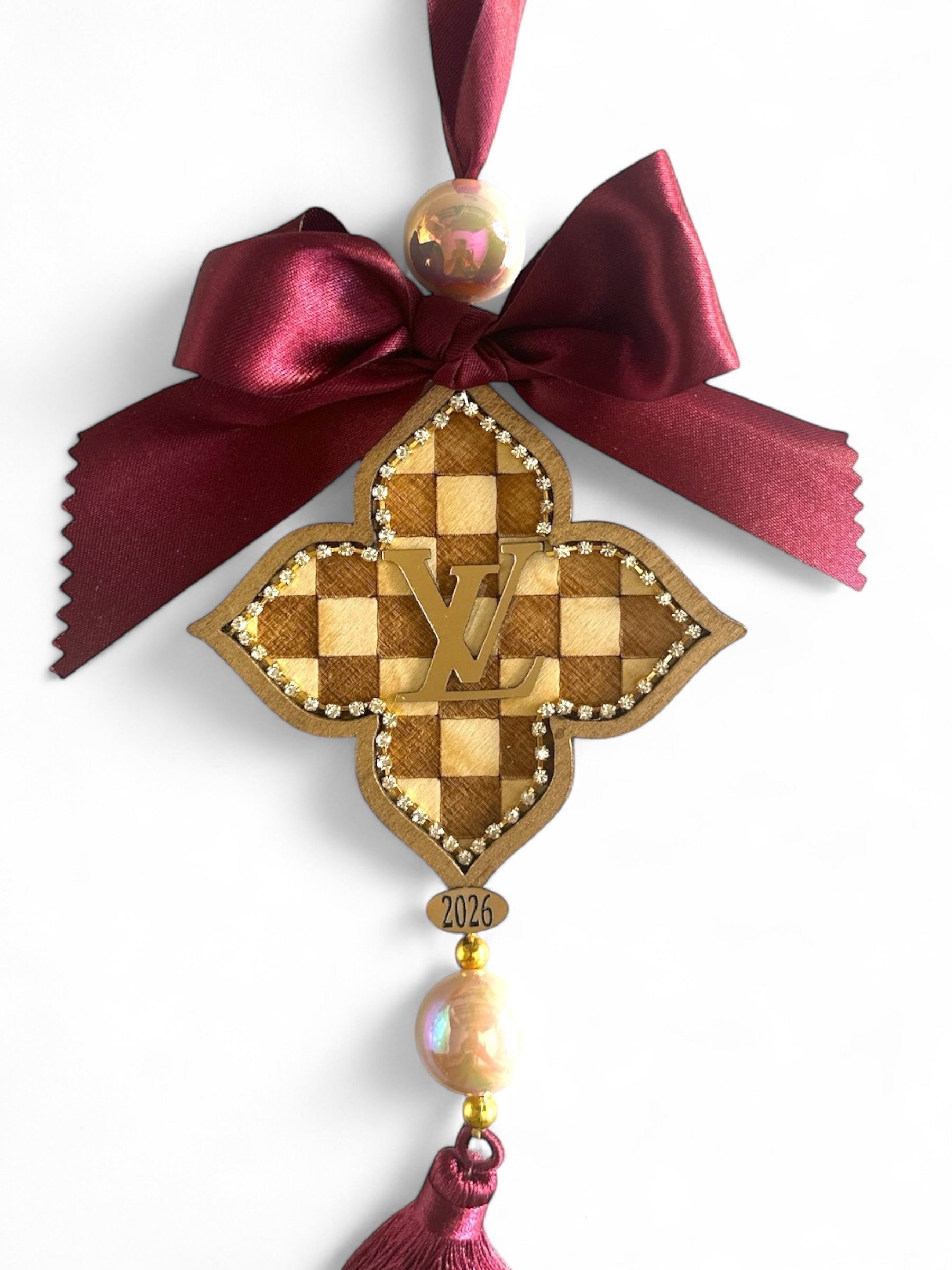 Γούρι LV Cross 2026 με ξύλο, στρας, σατέν κορδέλα & φούντα – Χονδρική So Cute by Dimi