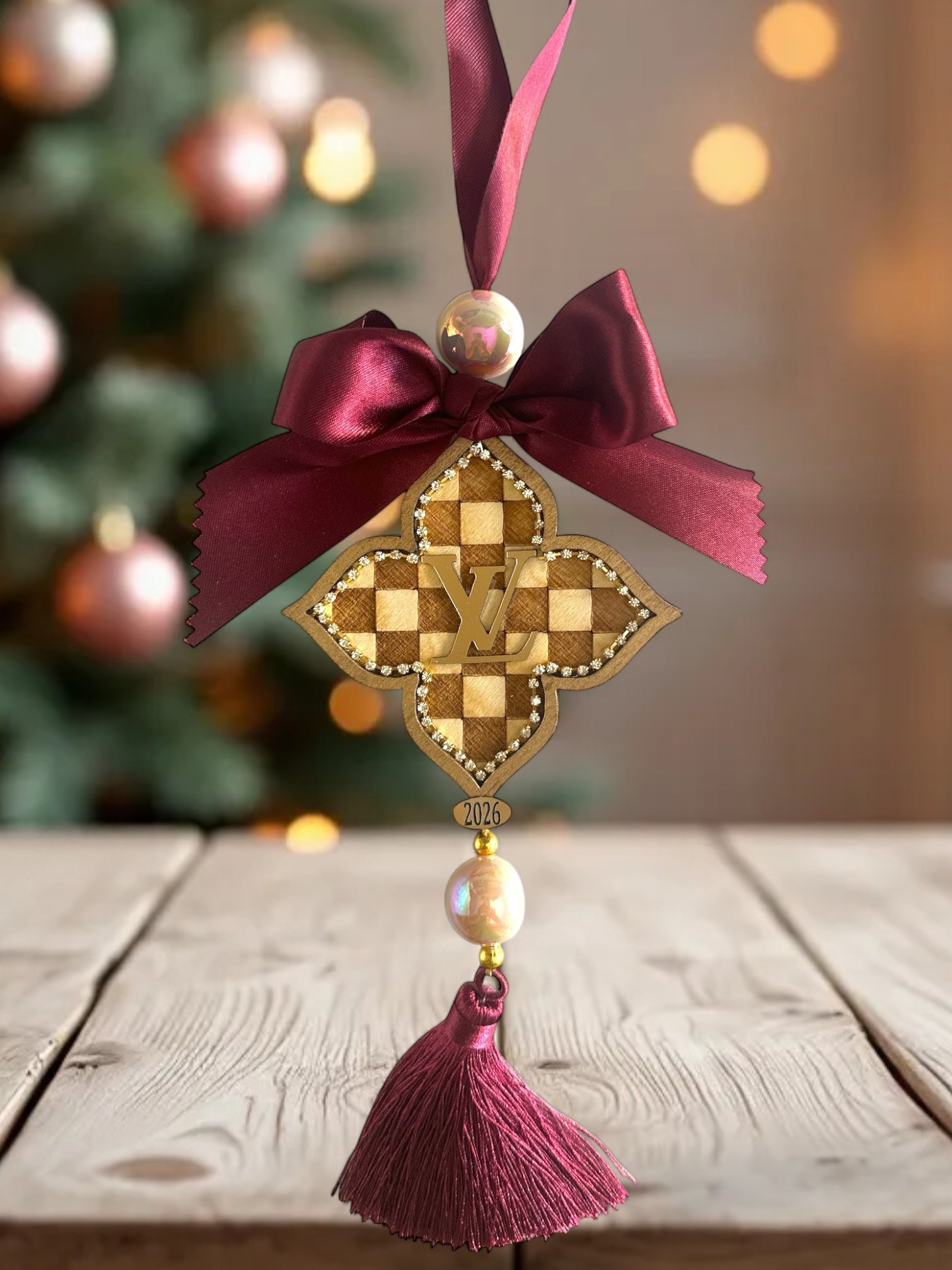 Γούρι LV Cross 2026 με ξύλο, στρας, σατέν κορδέλα & φούντα – Χονδρική So Cute by Dimi