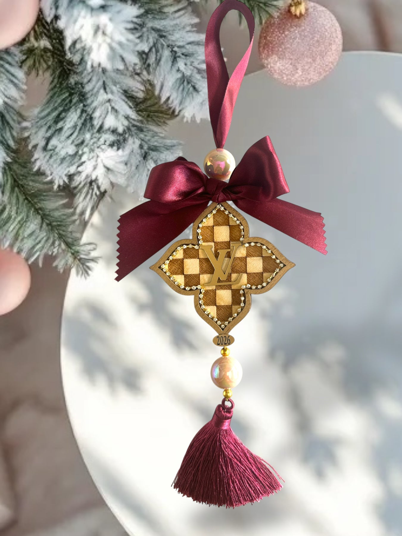 Γούρι LV Cross 2026 με ξύλο, στρας, σατέν κορδέλα & φούντα – Χονδρική So Cute by Dimi