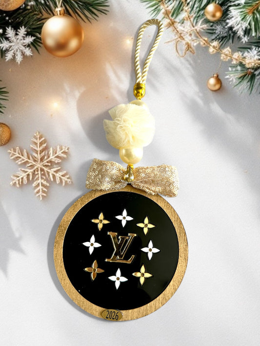 Χονδρικό γούρι 2026 LV με ξύλινη μπάλα, πέρλες & παγιέτες – So Cute by Dimi