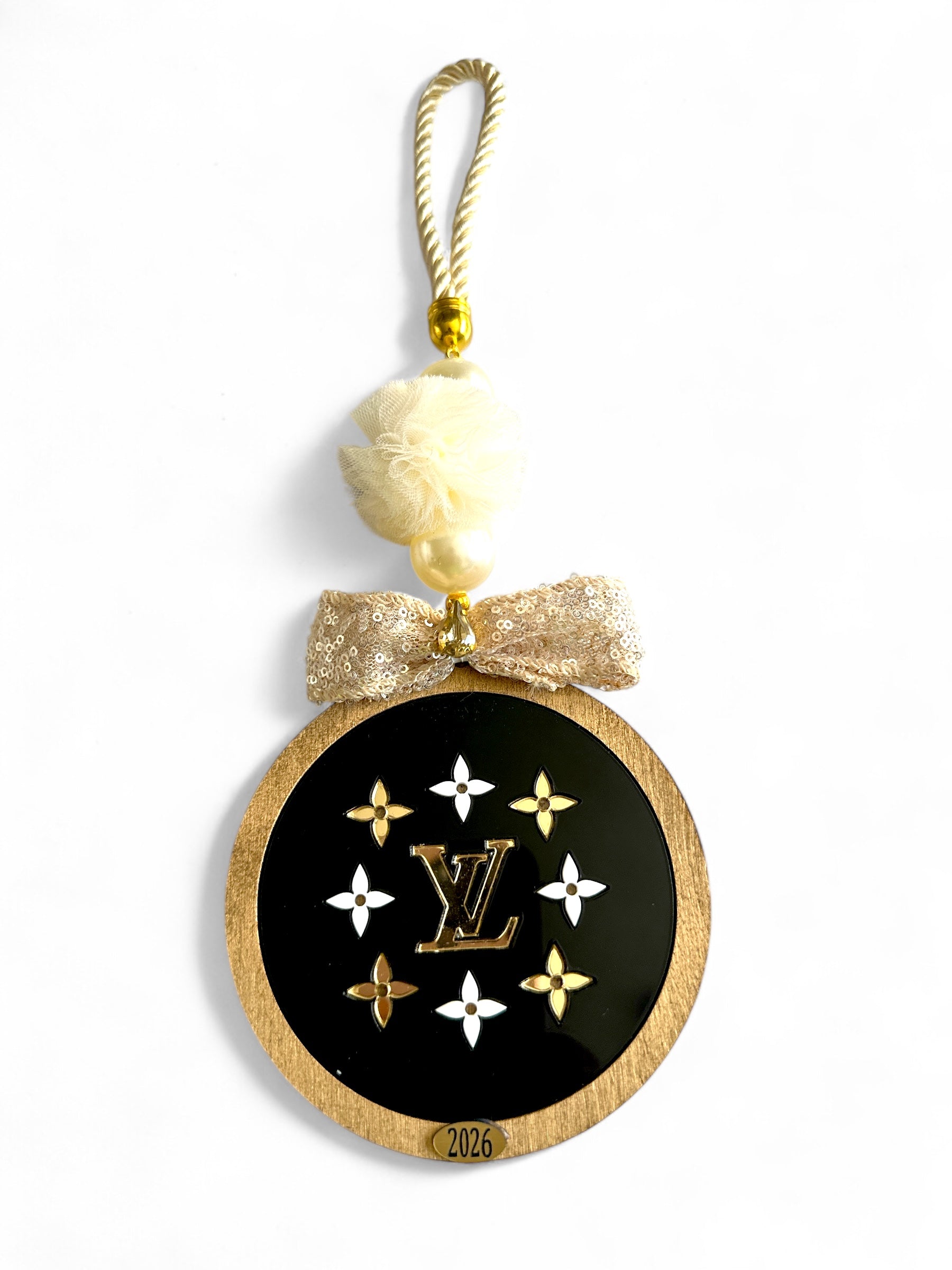 Χονδρικό γούρι 2026 LV με ξύλινη μπάλα, πέρλες & παγιέτες – So Cute by Dimi