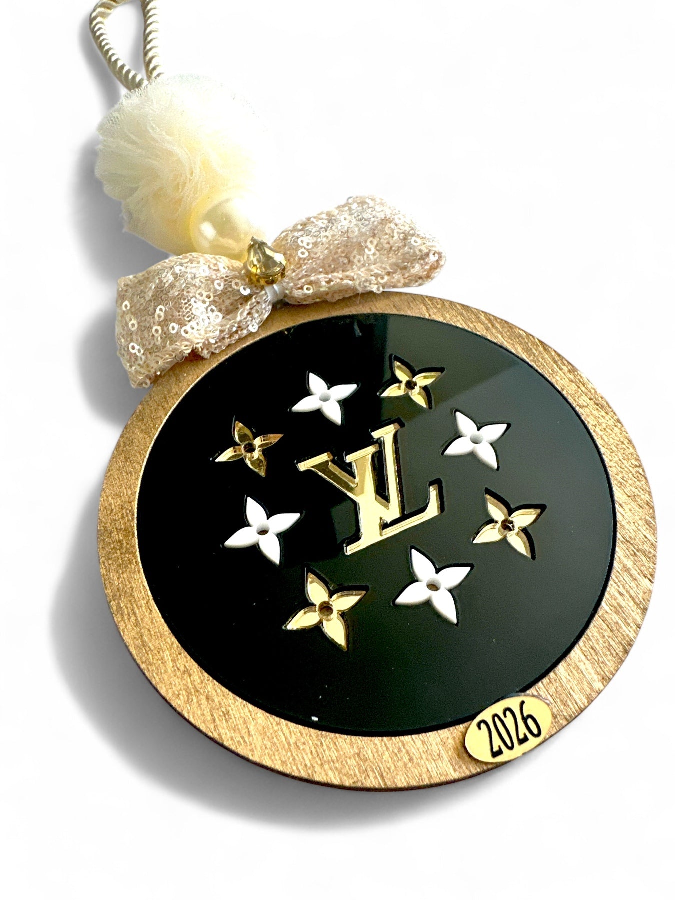 Χονδρικό γούρι 2026 LV με ξύλινη μπάλα, πέρλες & παγιέτες – So Cute by Dimi