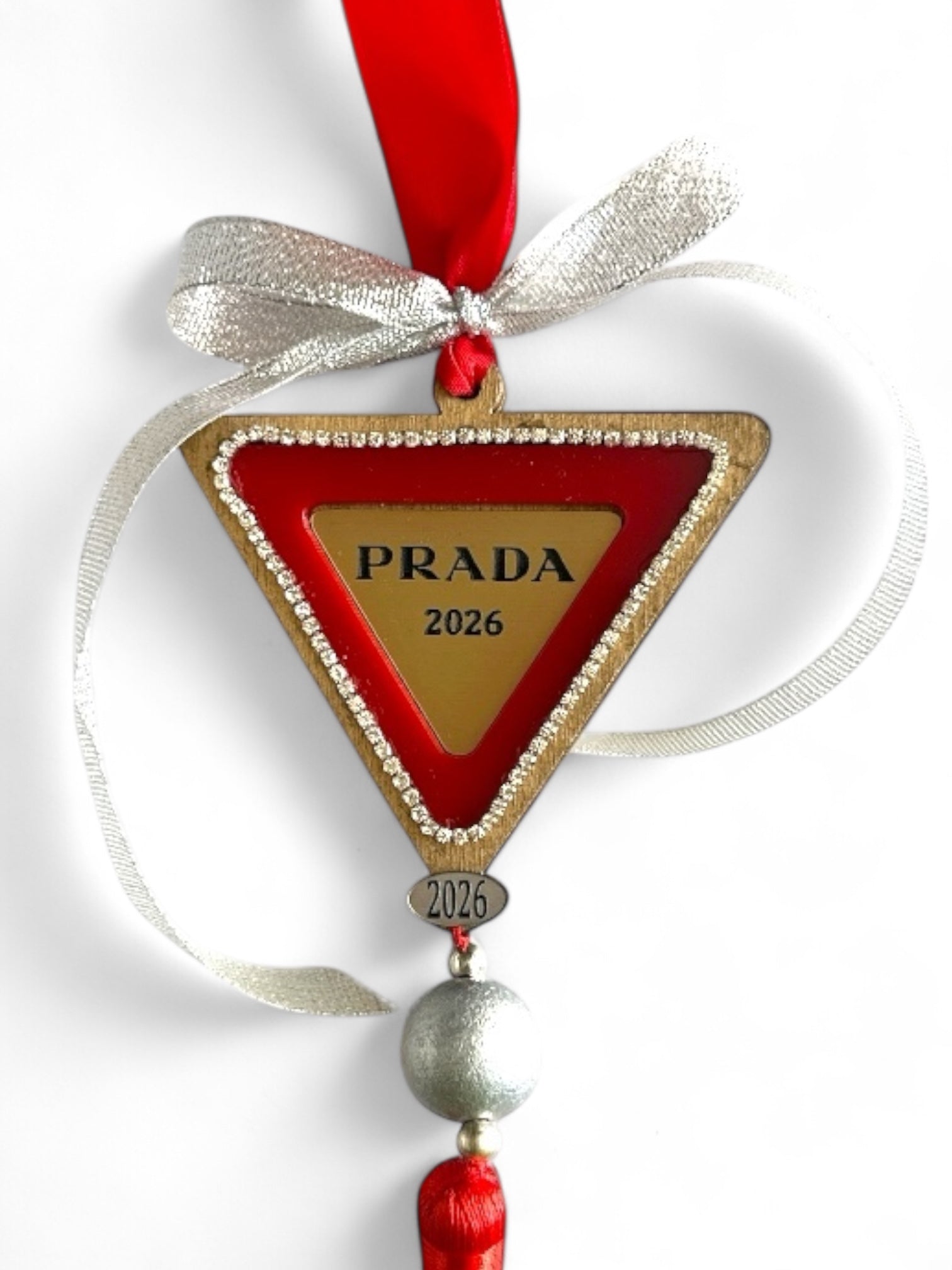 Γούρι 2026 Couture τρίγωνο με κόκκινη κορδέλα, στρας και φούντα – Χονδρική So Cute by Dimi