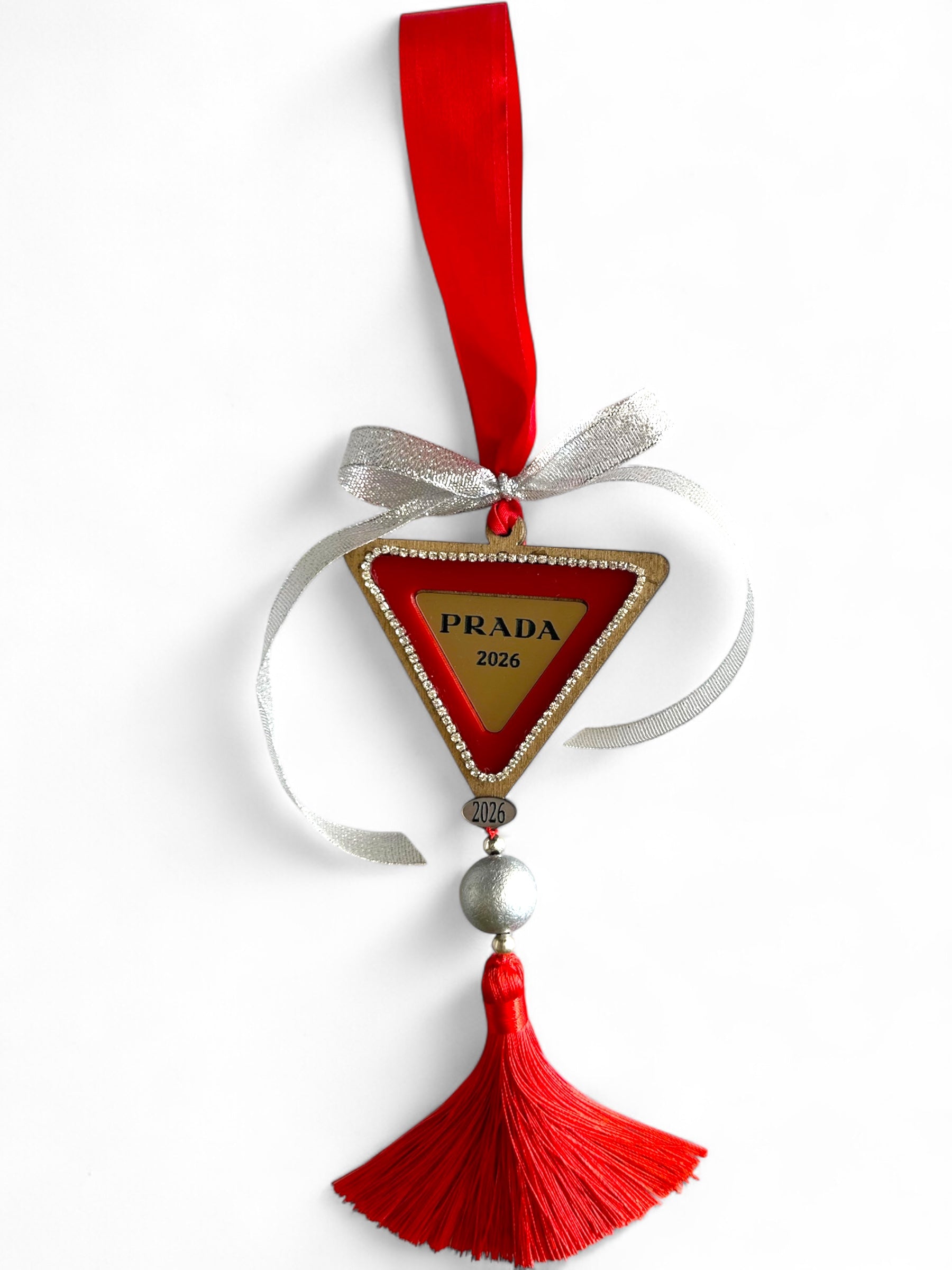 Γούρι 2026 Couture τρίγωνο με κόκκινη κορδέλα, στρας και φούντα – Χονδρική So Cute by Dimi