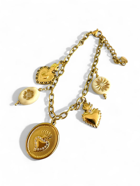 Χονδρικό ατσάλινο βραχιόλι με χρυσά charms – So Cute Wholesale