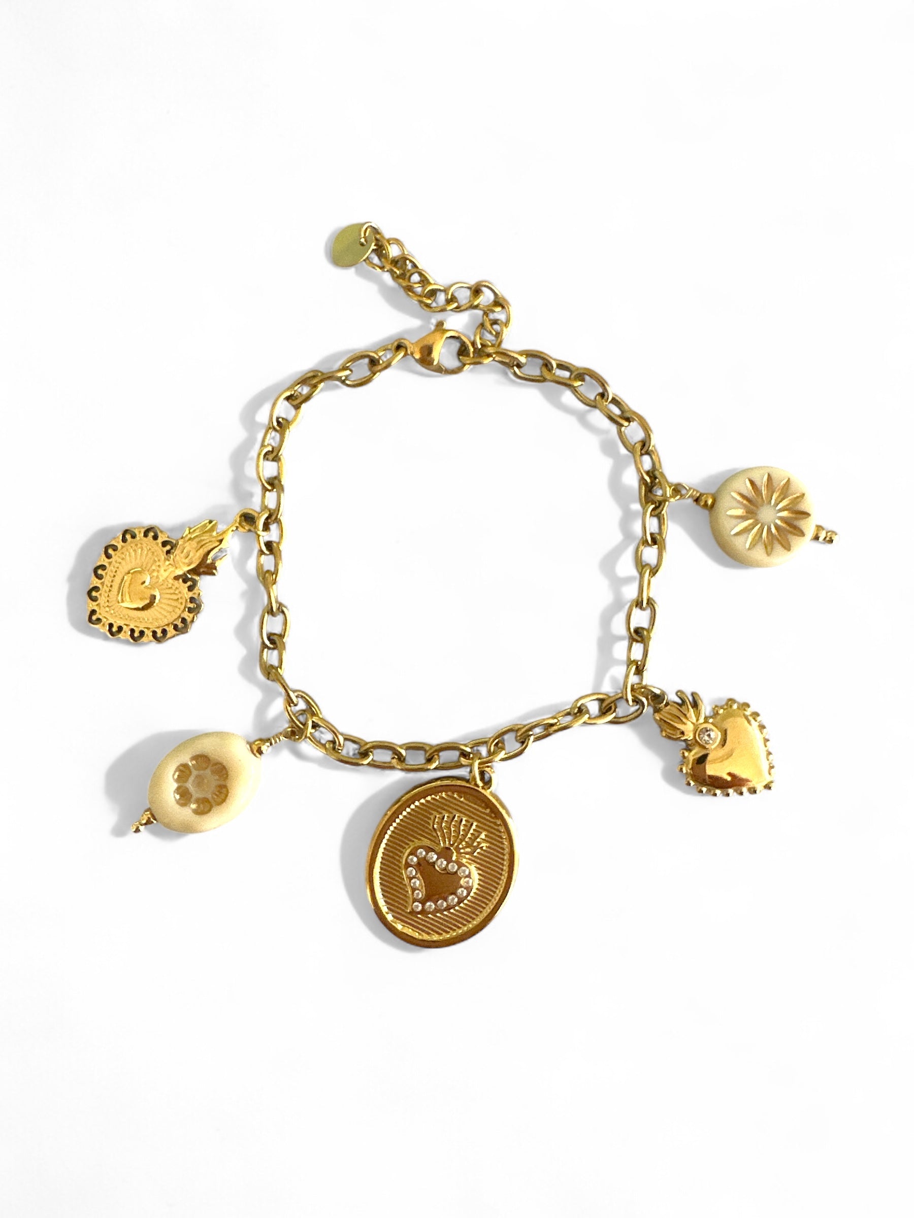 Χονδρικό ατσάλινο βραχιόλι με χρυσά charms – So Cute Wholesale