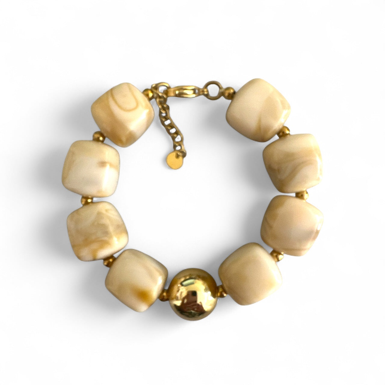 Ατσάλινο Βραχιόλι με τετραγωνισμένες μπεζ χάντρες & χρυσή λεπτομέρεια – Χονδρική So Cute by Dimi