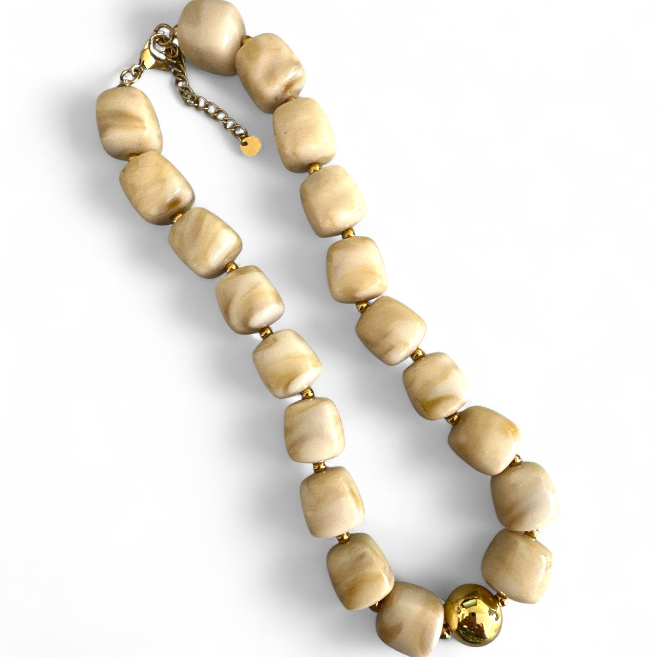 Χονδρική κολιέ με τετραγωνισμένες χάντρες & χρυσή στρογγυλή λεπτομέρεια – So Cute by Dimi