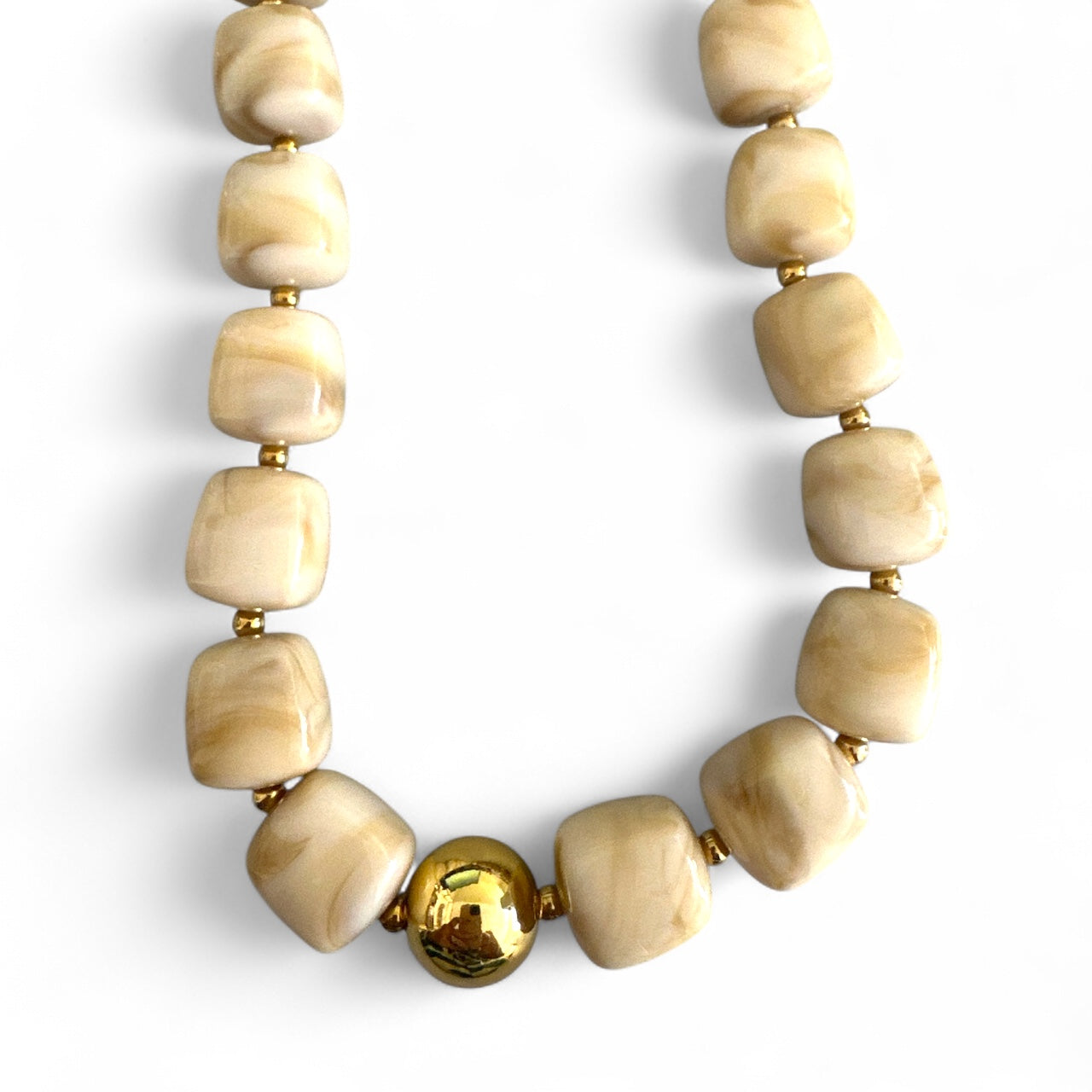 Χονδρική κολιέ με τετραγωνισμένες χάντρες & χρυσή στρογγυλή λεπτομέρεια – So Cute by Dimi