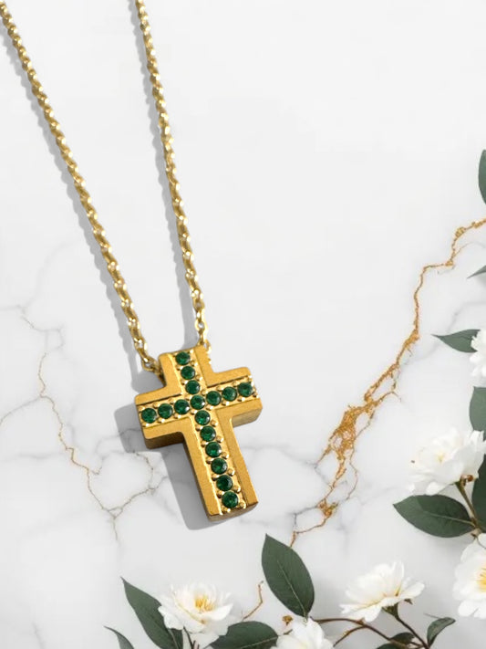 Emerald Cross ατσάλινο κολιέ με μίνι σταυρό και πράσινα ζιργκόν – Χονδρική So Cute by Dimi
