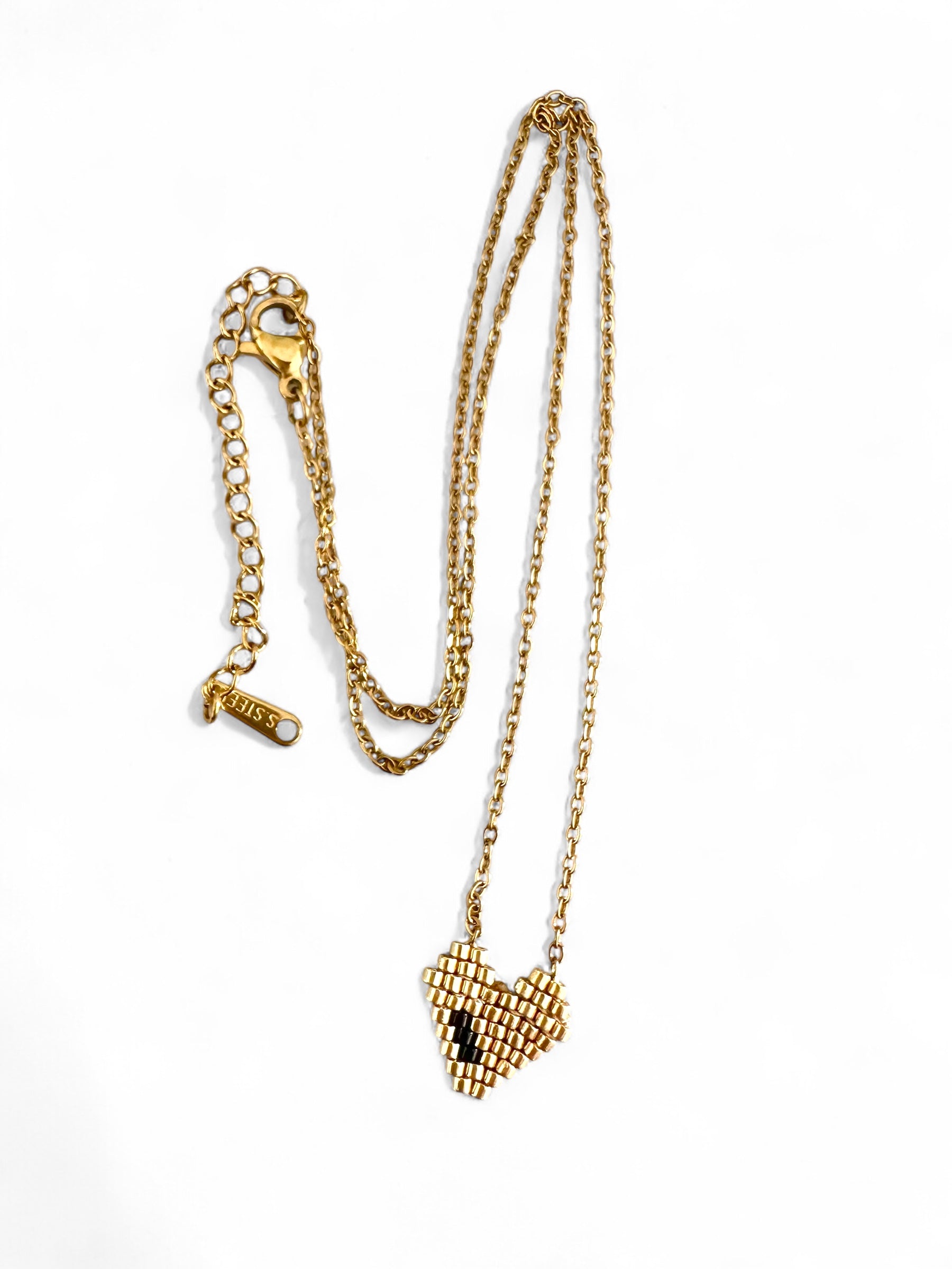 Golden Touch Heart ατσάλινο κολιέ Miyuki με χρυσή καρδιά – Χονδρική So Cute by Dimi