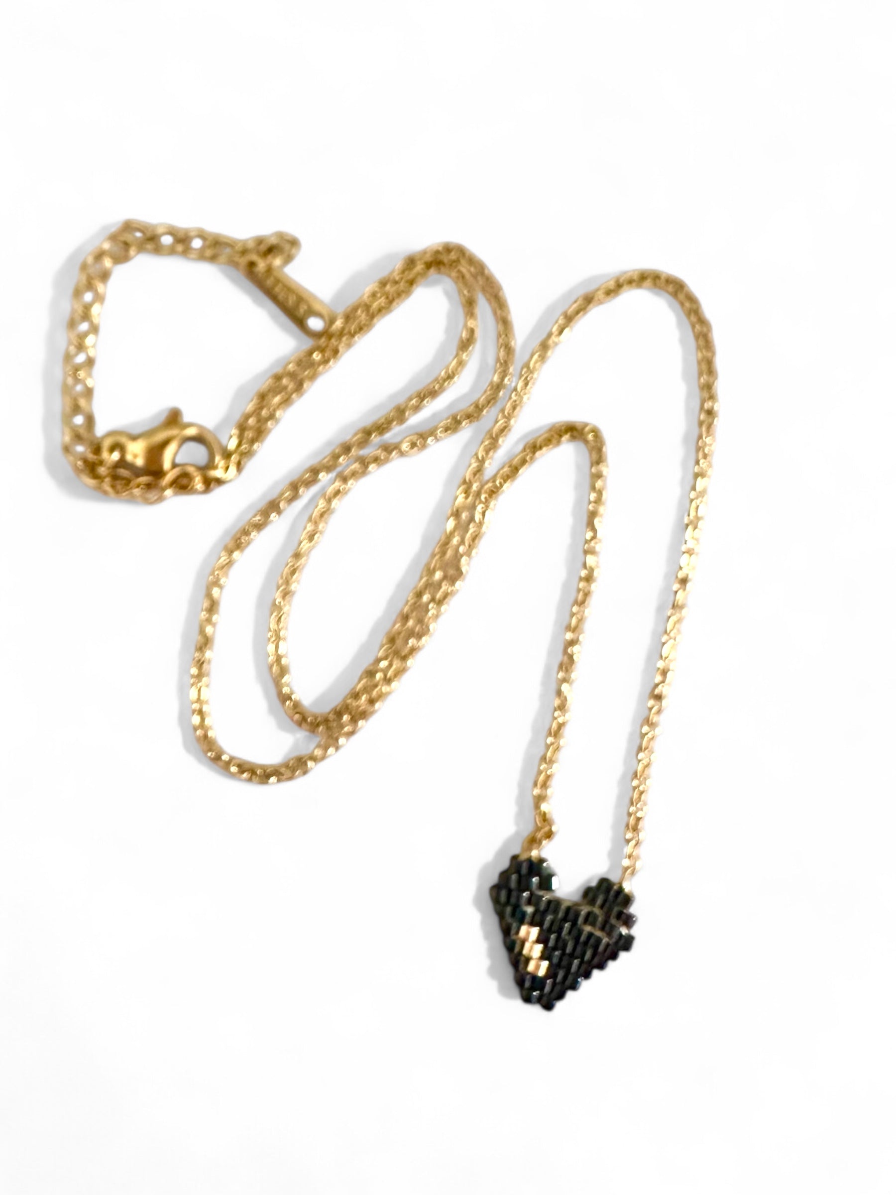 Golden Touch Heart ατσάλινο κολιέ Miyuki με μαύρη καρδιά – Χονδρική So Cute by Dimi