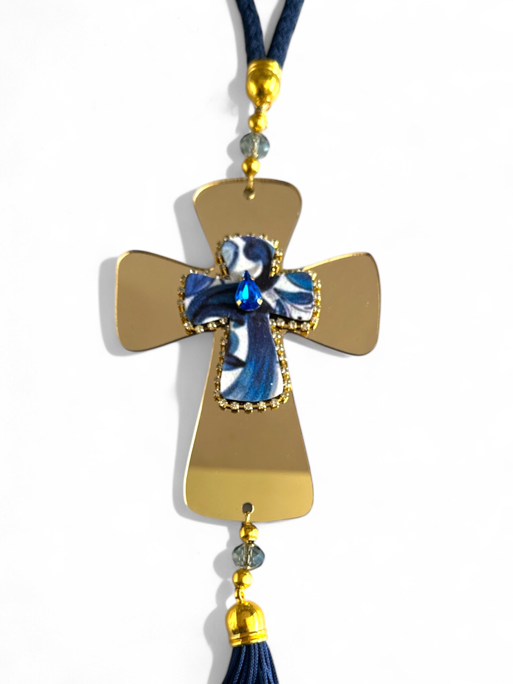 Γούρι 2026 κρεμαστός σταυρός με κρύσταλλο, στρας & φούντα – Greek Wishes Χονδρική So Cute by Dimi