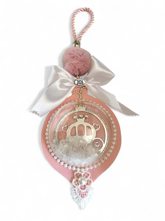 Γούρι Royal Carriage Snow Globe με άμαξα παραμυθιού, πέρλες & δαντέλα – So Cute by Dimi Χονδρική