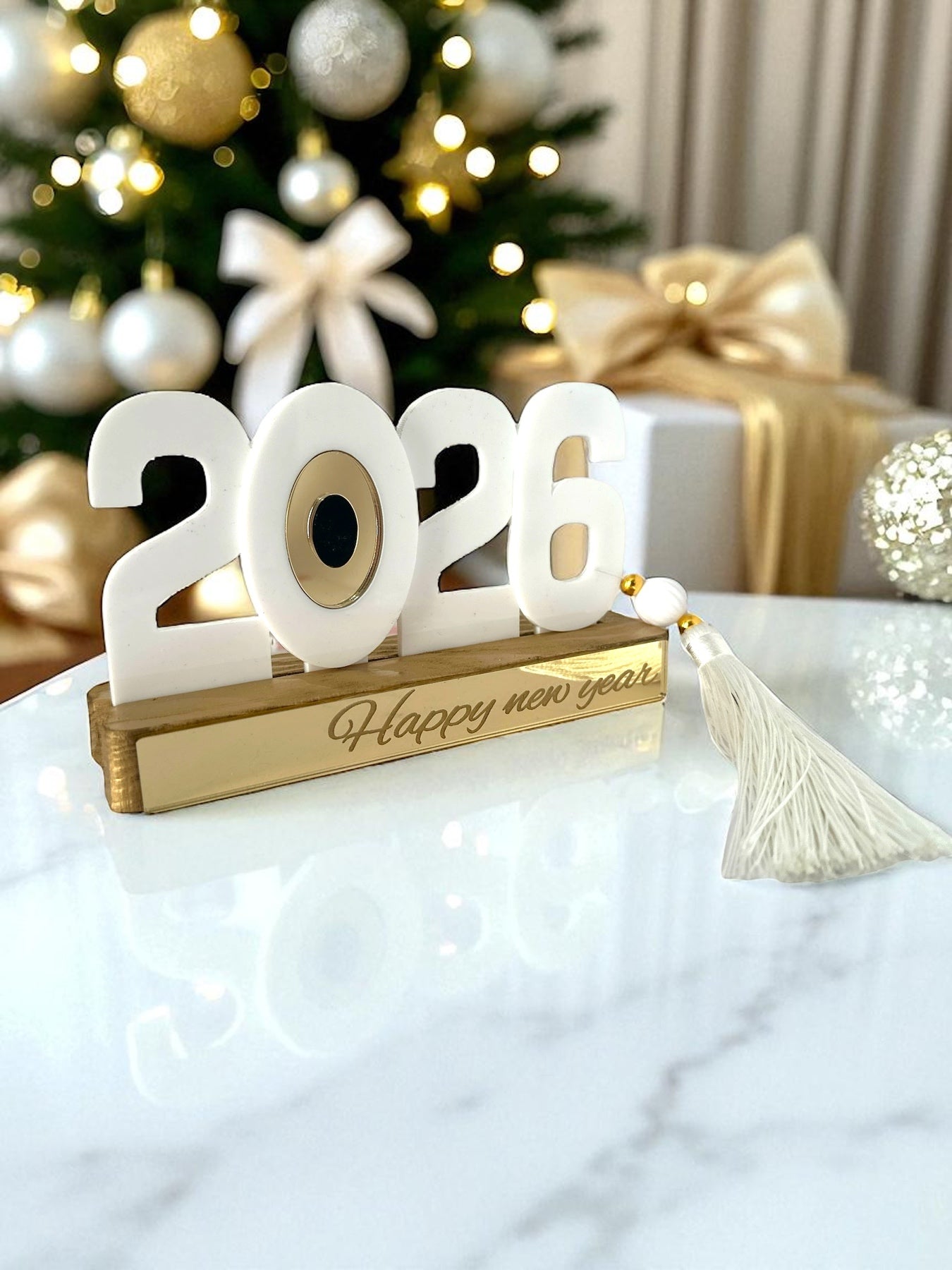Γούρι 2026 επιτραπέζιο μάτι ξύλινη βάση με Happy New Year και φούντα – Χονδρική So Cute by Dimi