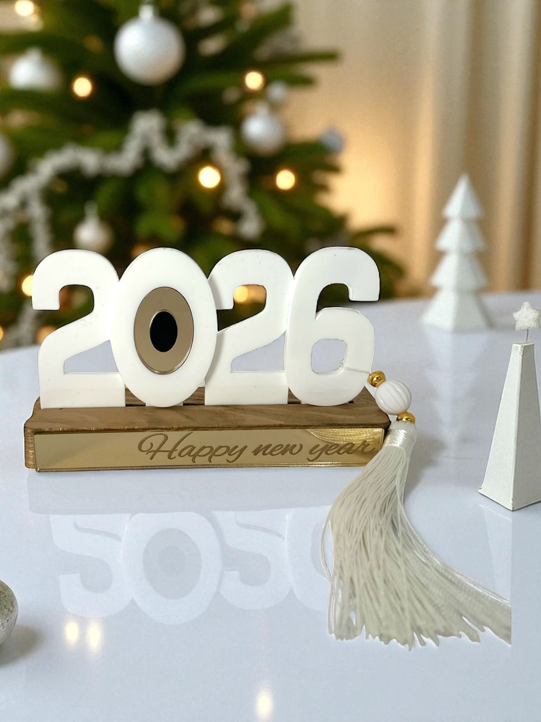 Γούρι 2026 επιτραπέζιο μάτι ξύλινη βάση με Happy New Year και φούντα – Χονδρική So Cute by Dimi