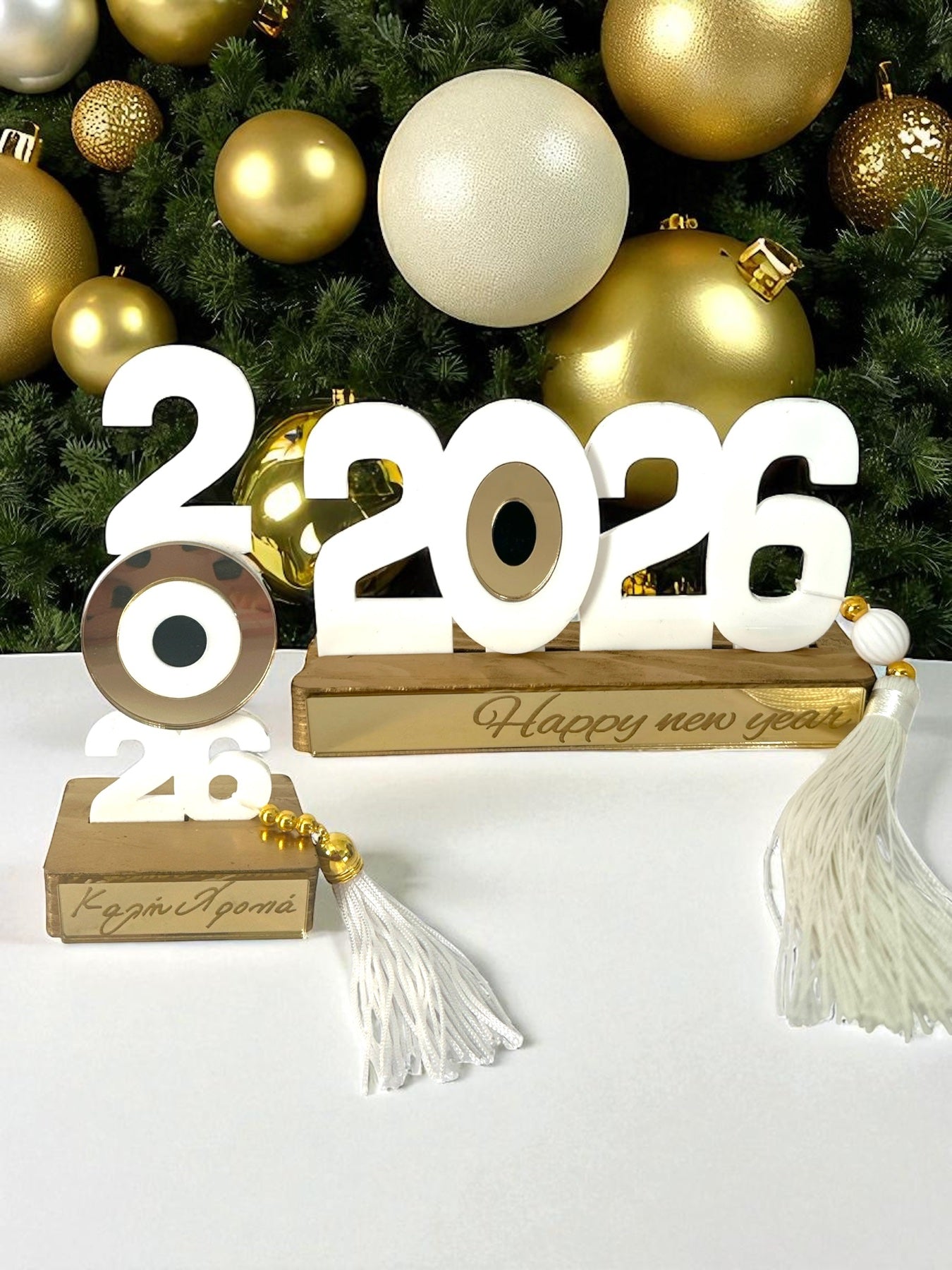 Γούρι 2026 επιτραπέζιο μάτι ξύλινη βάση με Happy New Year και φούντα – Χονδρική So Cute by Dimi