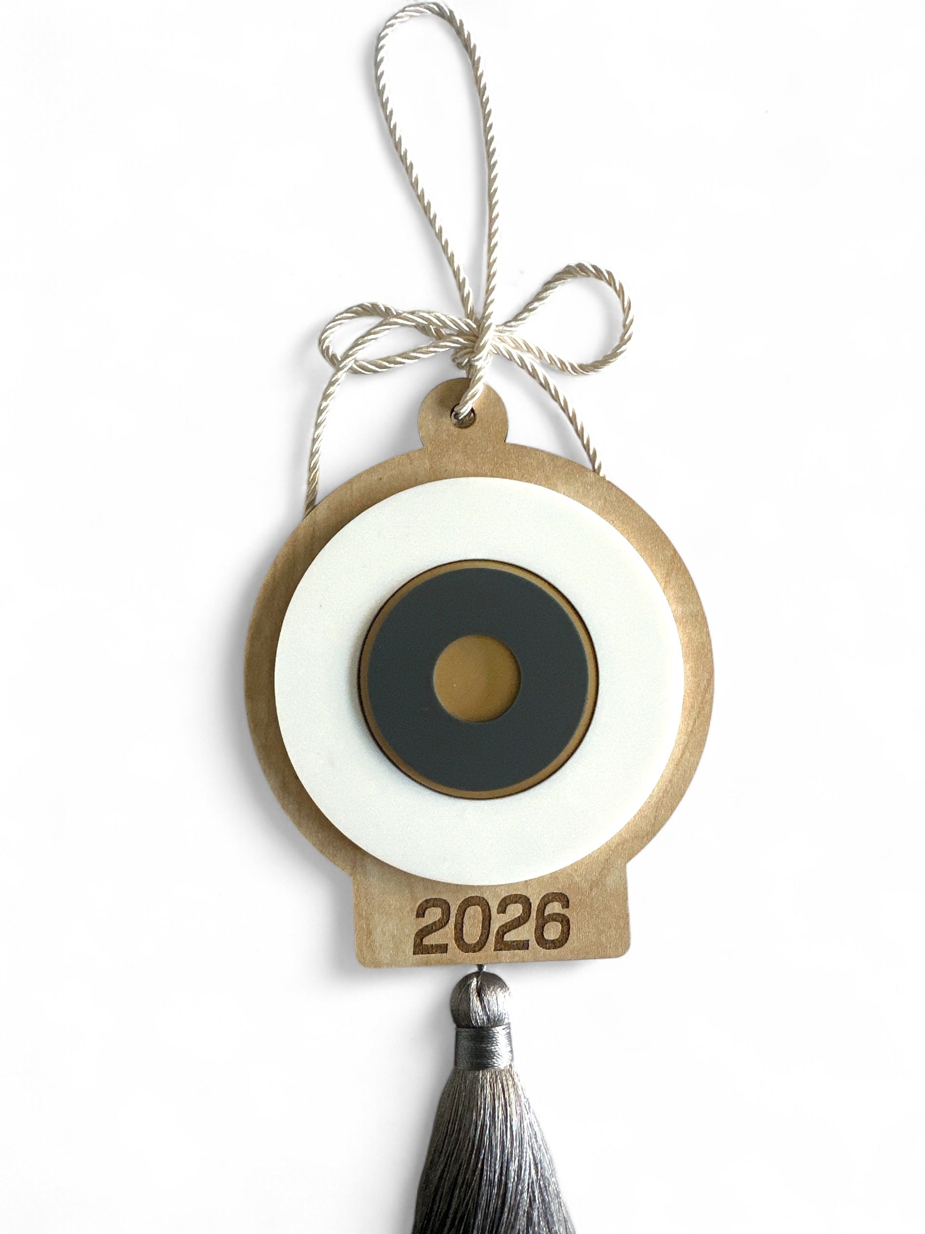 Γούρι 2026 κρεμαστό μάτι ξύλο plexiglass με φούντα – Χονδρική So Cute by Dimi