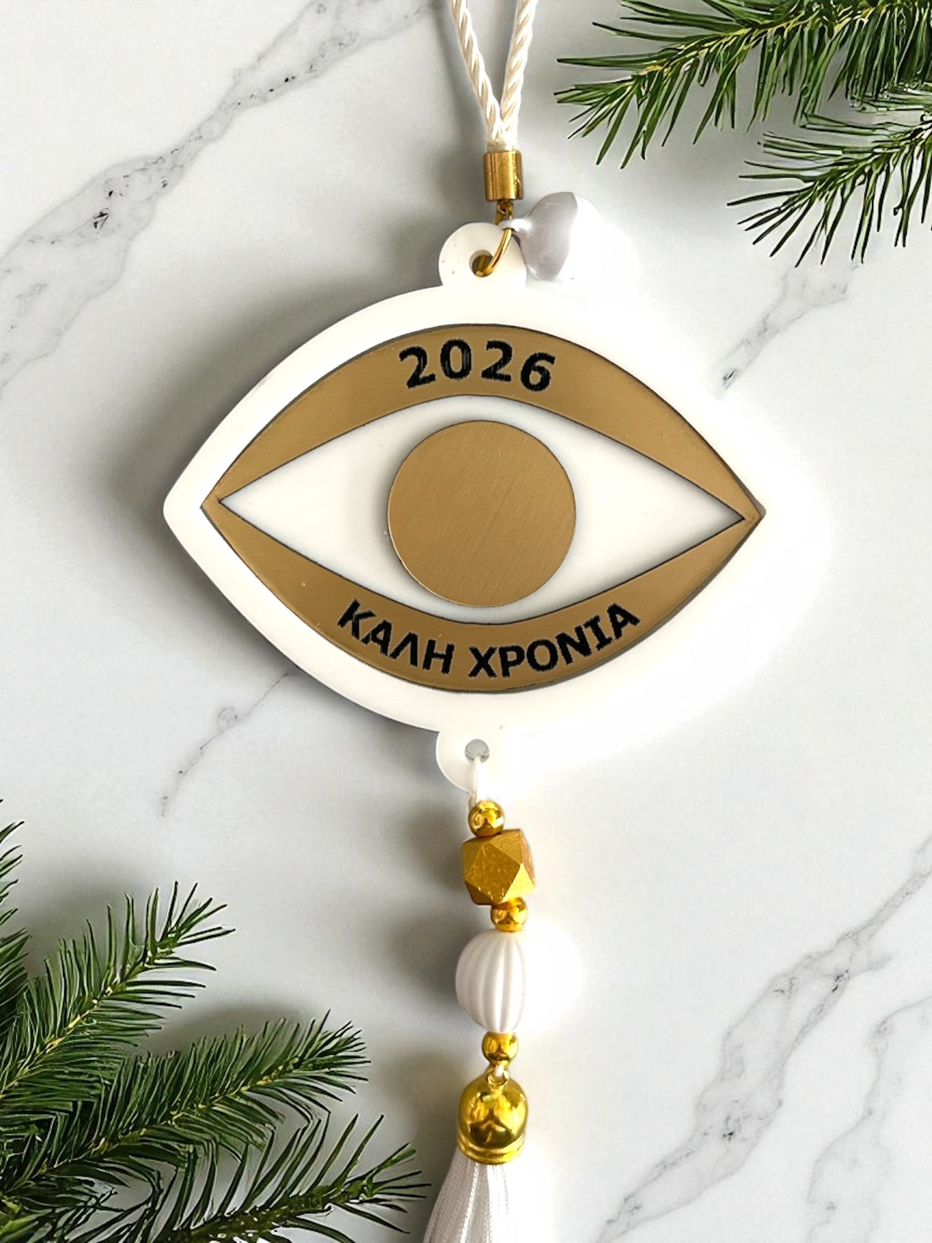 Γούρι μάτι 2026 από plexiglass λευκό & χρυσό με φούντα – Συλλογή Symbolic Luxe – Χονδρική So Cute by Dimi