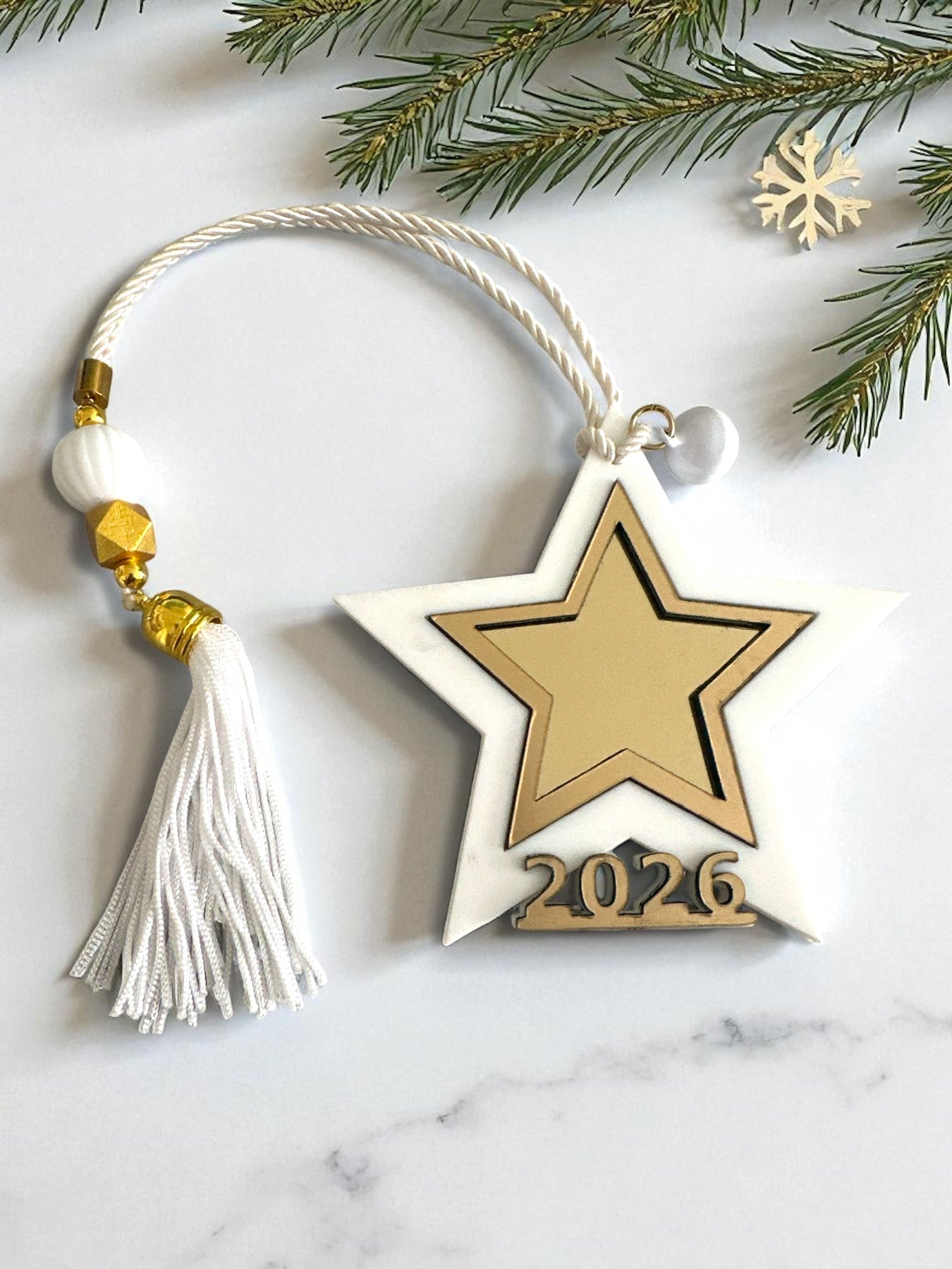 Χονδρικό γούρι αστέρι 2026 σε λευκό–χρυσό plexiglass με φούντα – Συλλογή Symbolic Luxe – So Cute by Dimi