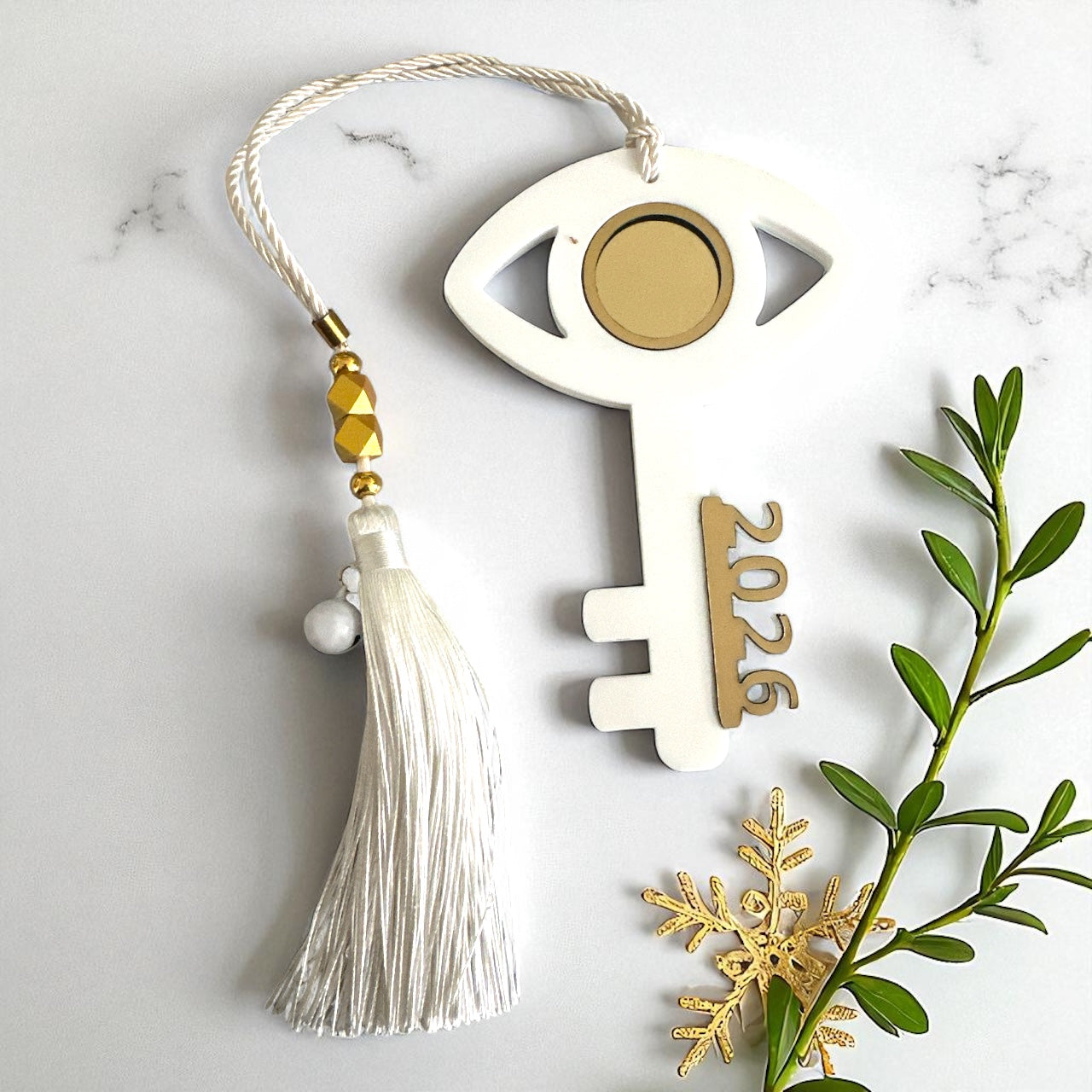 Χονδρικό γούρι 2026 Κλειδί με Μάτι Plexiglass ματ & χρυσός καθρέφτης με κορδόνι, χάντρες & φούντα – Symbolic Luxe από So Cute by Dimi