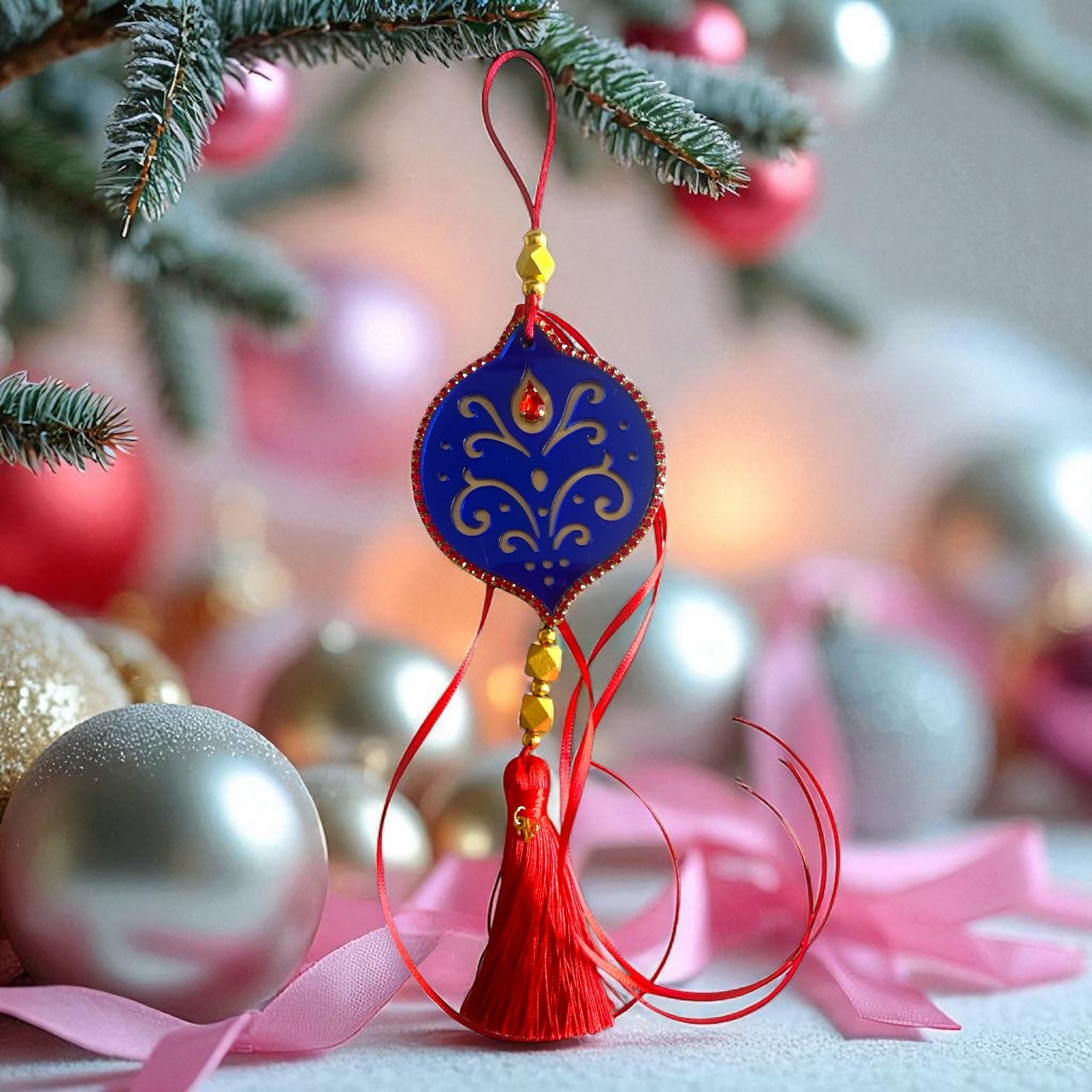 Γούρι 2026 plexiglass με διάτρητο σχέδιο, κρύσταλλο και κόκκινη φούντα – Christmas Fairytale Χονδρική So Cute by Dimi