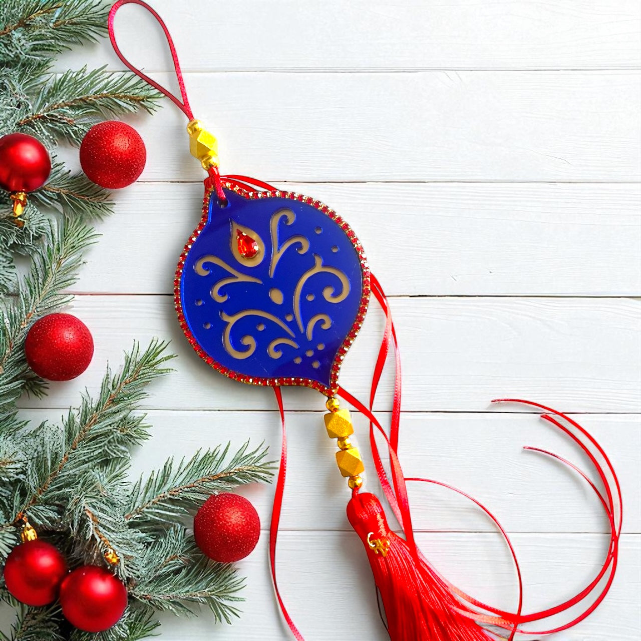 Γούρι 2026 plexiglass με διάτρητο σχέδιο, κρύσταλλο και κόκκινη φούντα – Christmas Fairytale Χονδρική So Cute by Dimi