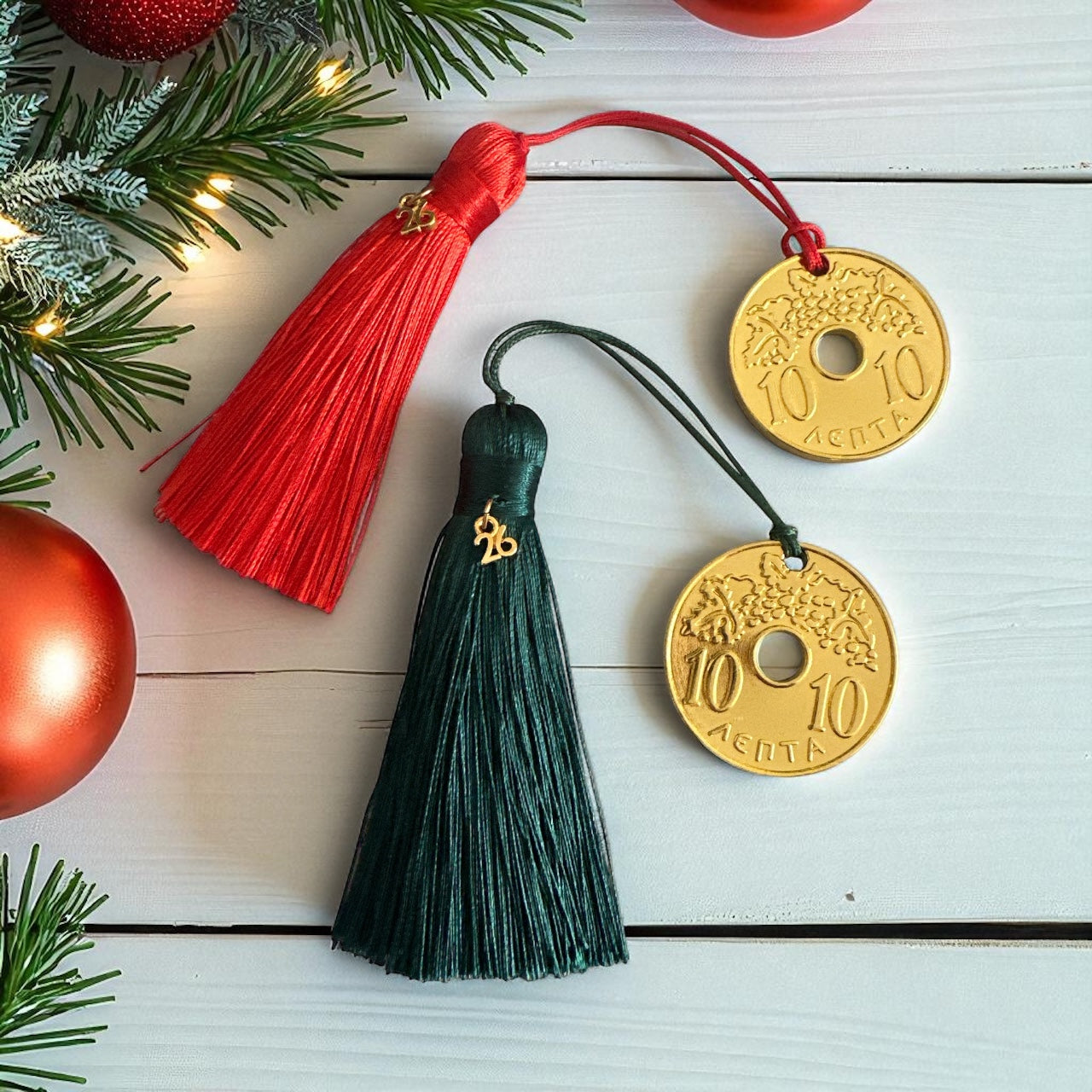 Χονδρική – Γούρι δεκάρα με φούντα και charm 26 – So Cute by Dimi