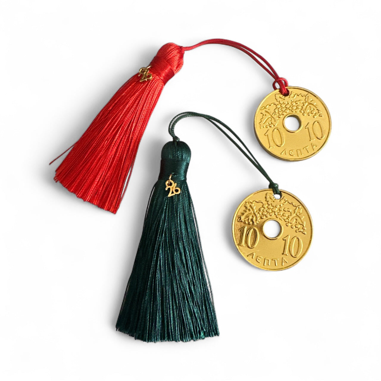 Χονδρική – Γούρι δεκάρα με φούντα και charm 26 – So Cute by Dimi