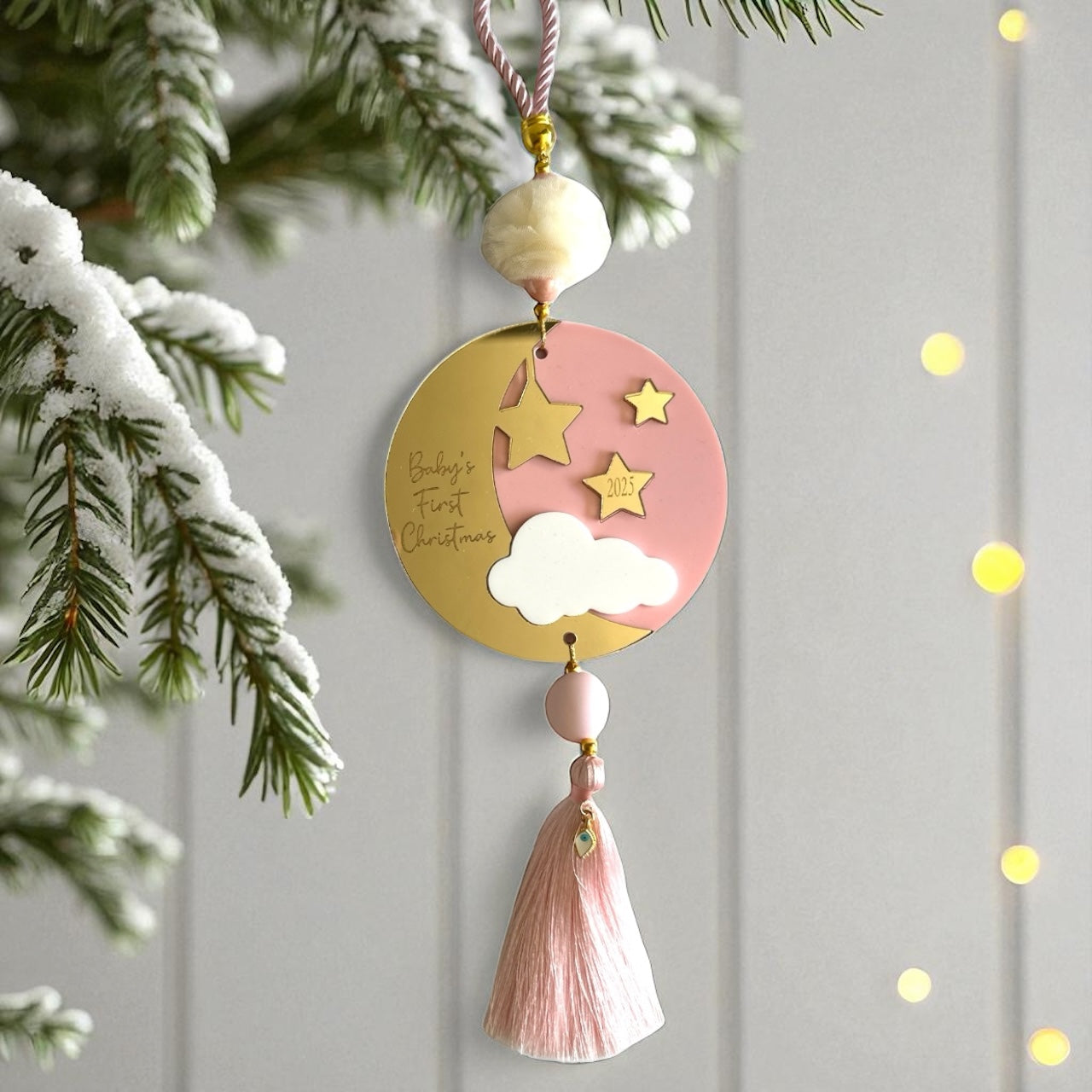 Χονδρικό γούρι Baby’s First Christmas plexiglass ροζ  με φούντα – So Cute by Dimi