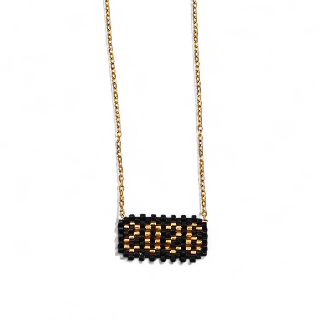 Κολιέ γούρι 2026 με Miyuki χάντρες σε μαύρο και χρυσό, stainless steel αλυσίδα – So Cute Wholesale