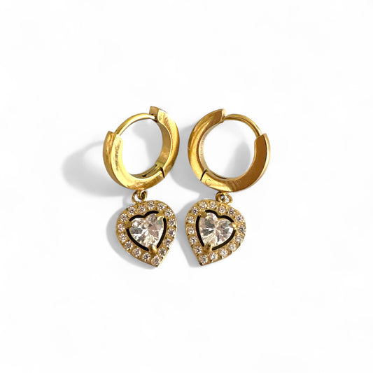 Amor Earrings – Χονδρική ατσάλινα σκουλαρίκια με κρικάκι και καρδιά με ζιργκόν σε χρυσό | So Cute by Dimi Wholesale