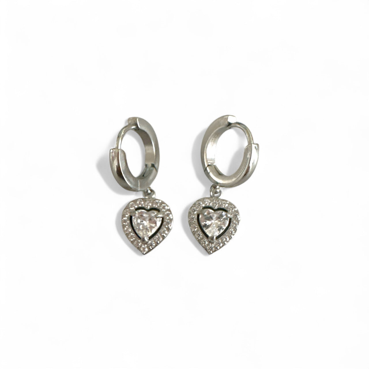 Amor Earrings – Χονδρική ατσάλινα σκουλαρίκια με κρικάκι και καρδιά με ζιργκόν σε ασημί | So Cute by Dimi Wholesale
