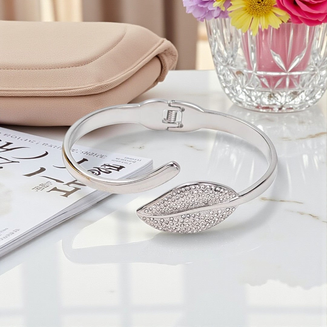 Χονδρικό ατσάλινο βραχιόλι Leaf Elegance με φύλλο και στρας σε χρυσό & ασημί